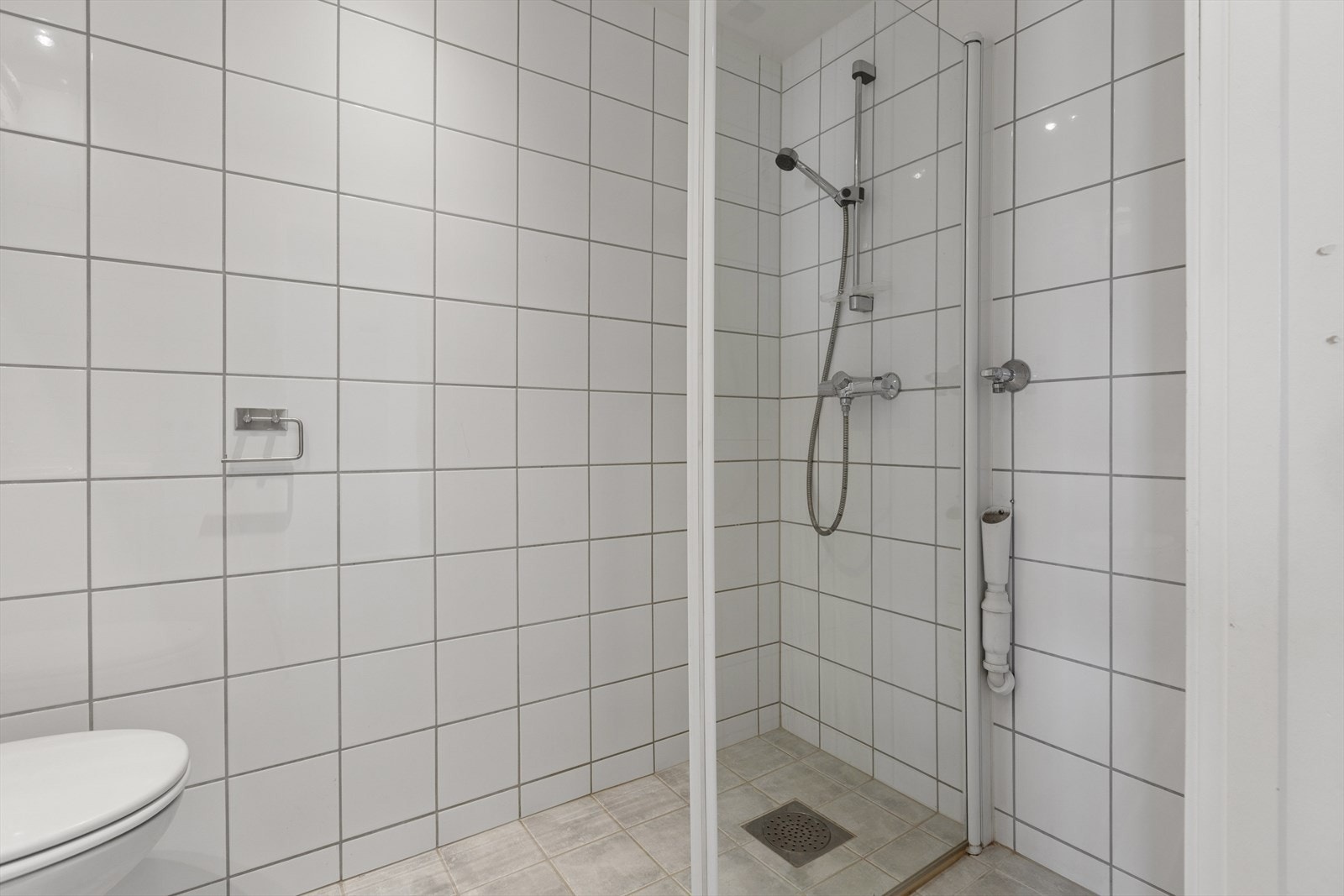 Det er ellers toalett, dusjhjørne og opplegg for vaskemaskin. Galleribilde