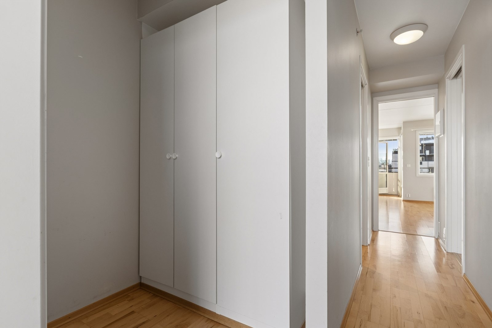 Entréen har lysmalte vegger og parkett på gulv, noe som er gjennomgående for øvrige deler av leiligheten. Galleribilde