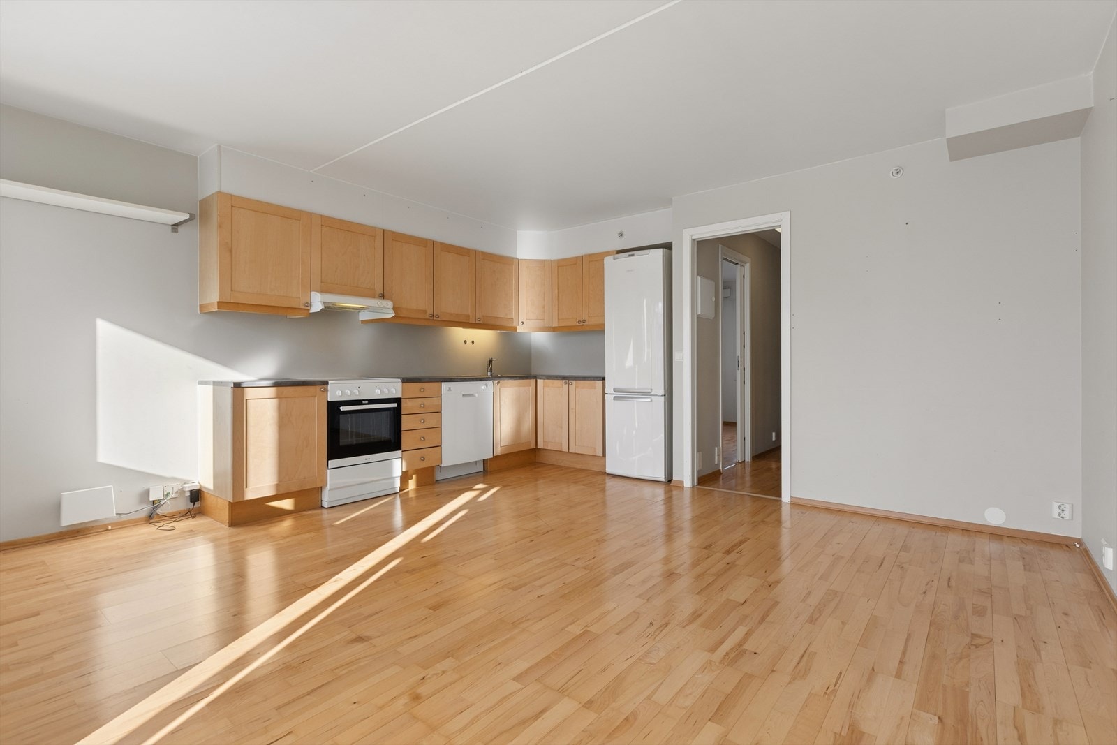 Stuen byr på åpen løsning mot kjøkkenet og store vindusflater. Galleribilde