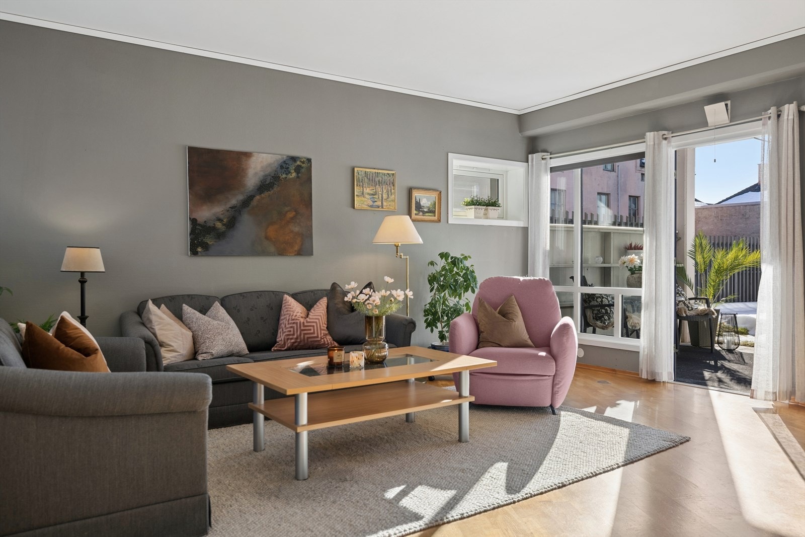 Innbydende stue med rolig utsyn og behagelig atmosfære - et naturlig samlingspunkt i hjemmet Galleribilde