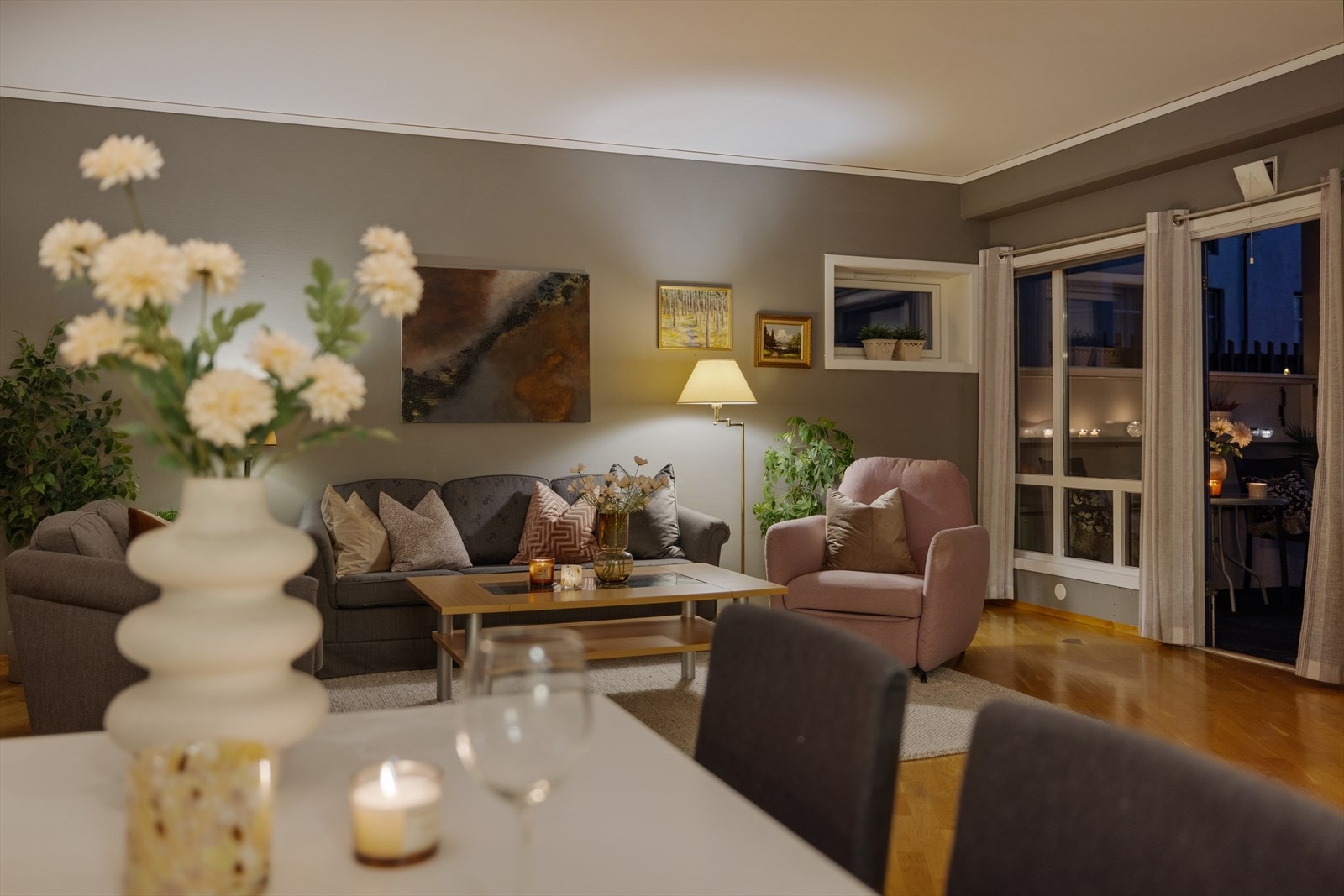 Lys og gjennomgående planløsning der kjøkken og stue glir sømløst sammen - perfekt for både hverdag og gjester Galleribilde