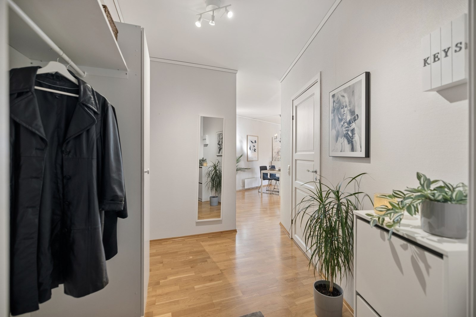 Fin garderobeplass til yttertøy i gangen. Også inngang til innvendig bod Galleribilde