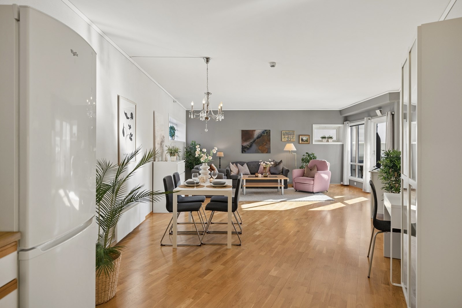 Stuen er romslig med god plass til møblering Galleribilde