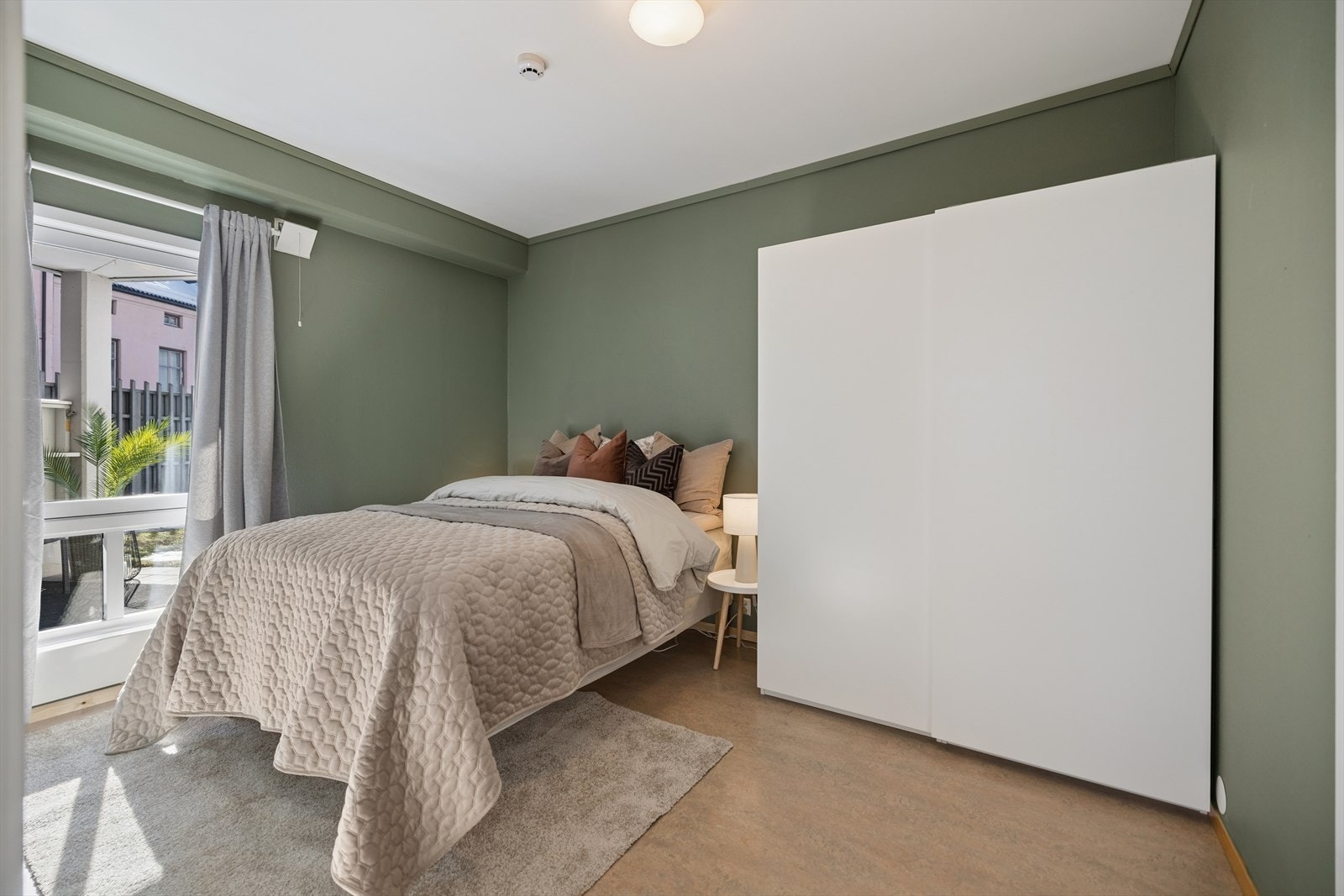 Romslig hovedsoverom med god plass til garderobeløsninger og en rolig atmosfære Galleribilde