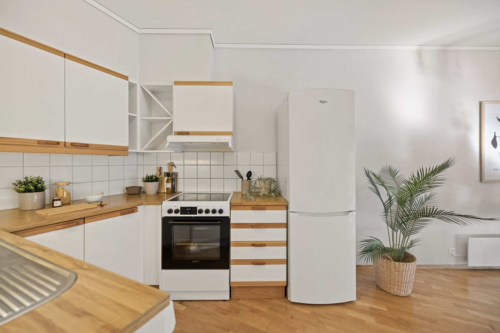 Kjøkkenet har frittstående hvitevarer. Godt med skap- og benkeplass Galleribilde