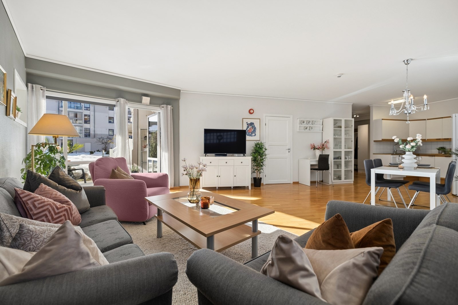 Innbydende stue med rolig utsyn og behagelig atmosfære - et naturlig samlingspunkt i hjemmet Galleribilde