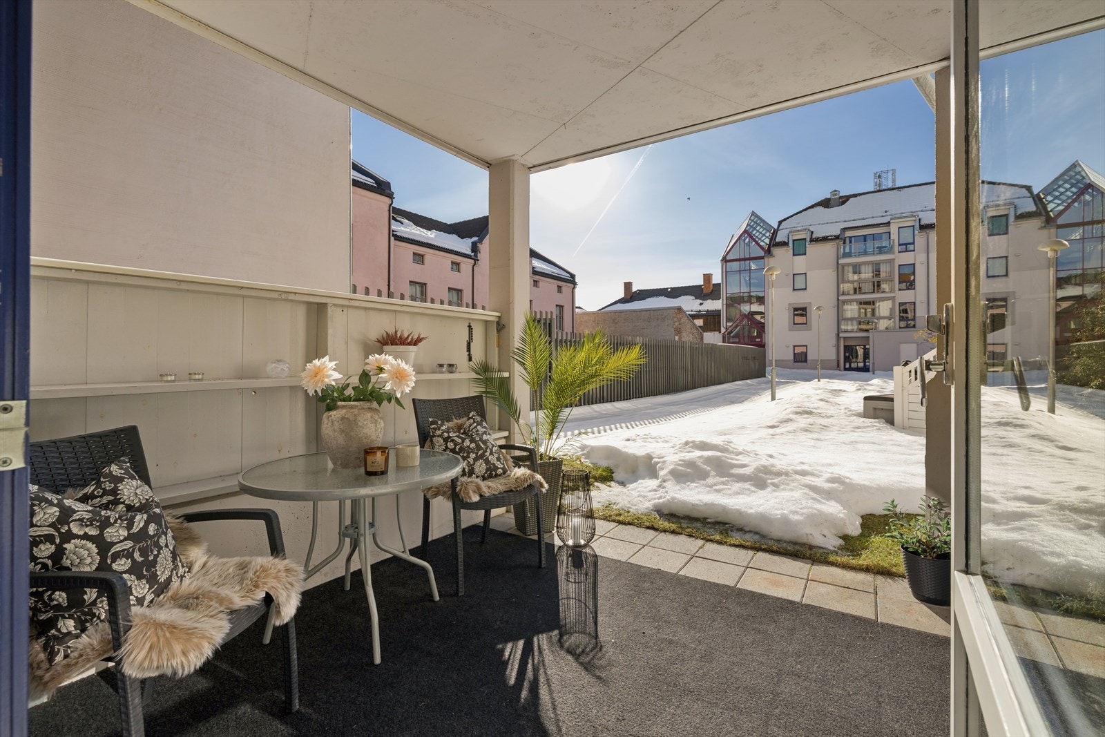 Terrasse som forlenger utesesongen og skaper et lunt uteområde i all slags vær Galleribilde