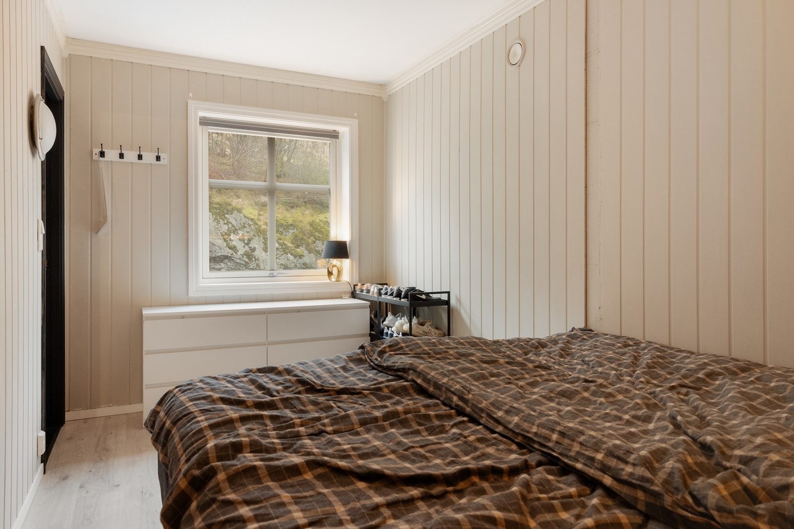 Her har du plass til seng, nattbord og kommode. Galleribilde