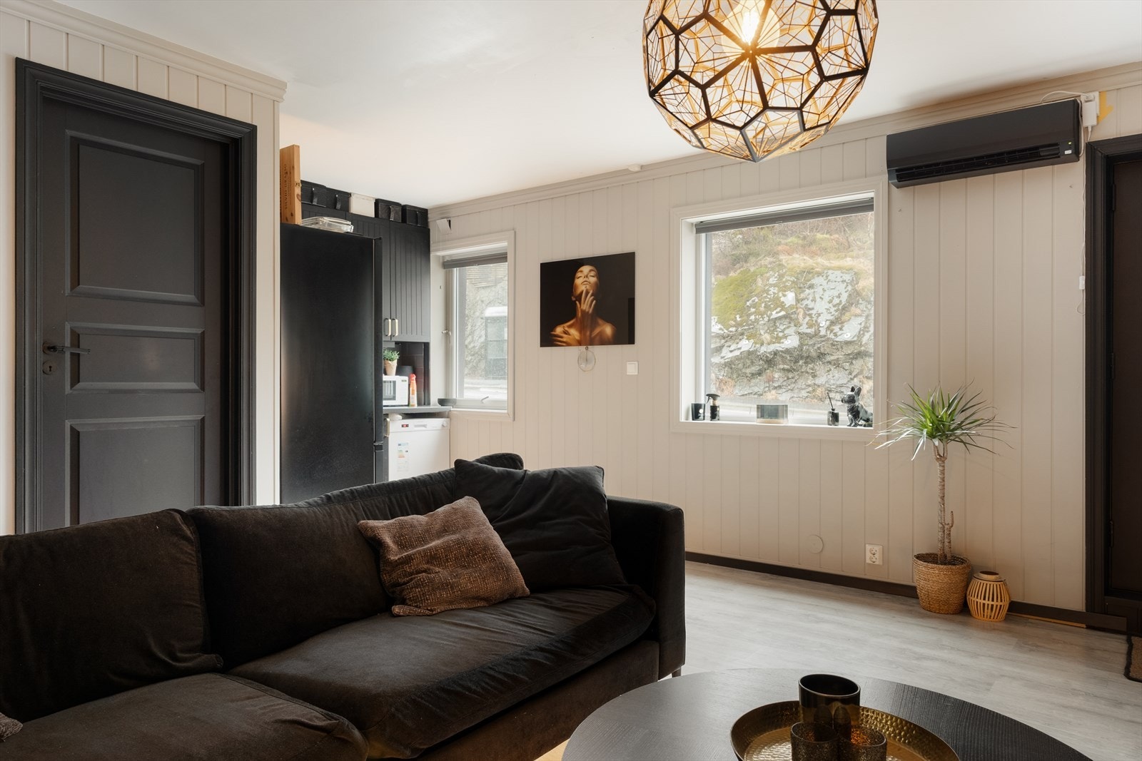 Underetasjen har en åpen stue-kjøkken løsning som gir en hyggelig atmosfære ved sammenkomster Galleribilde