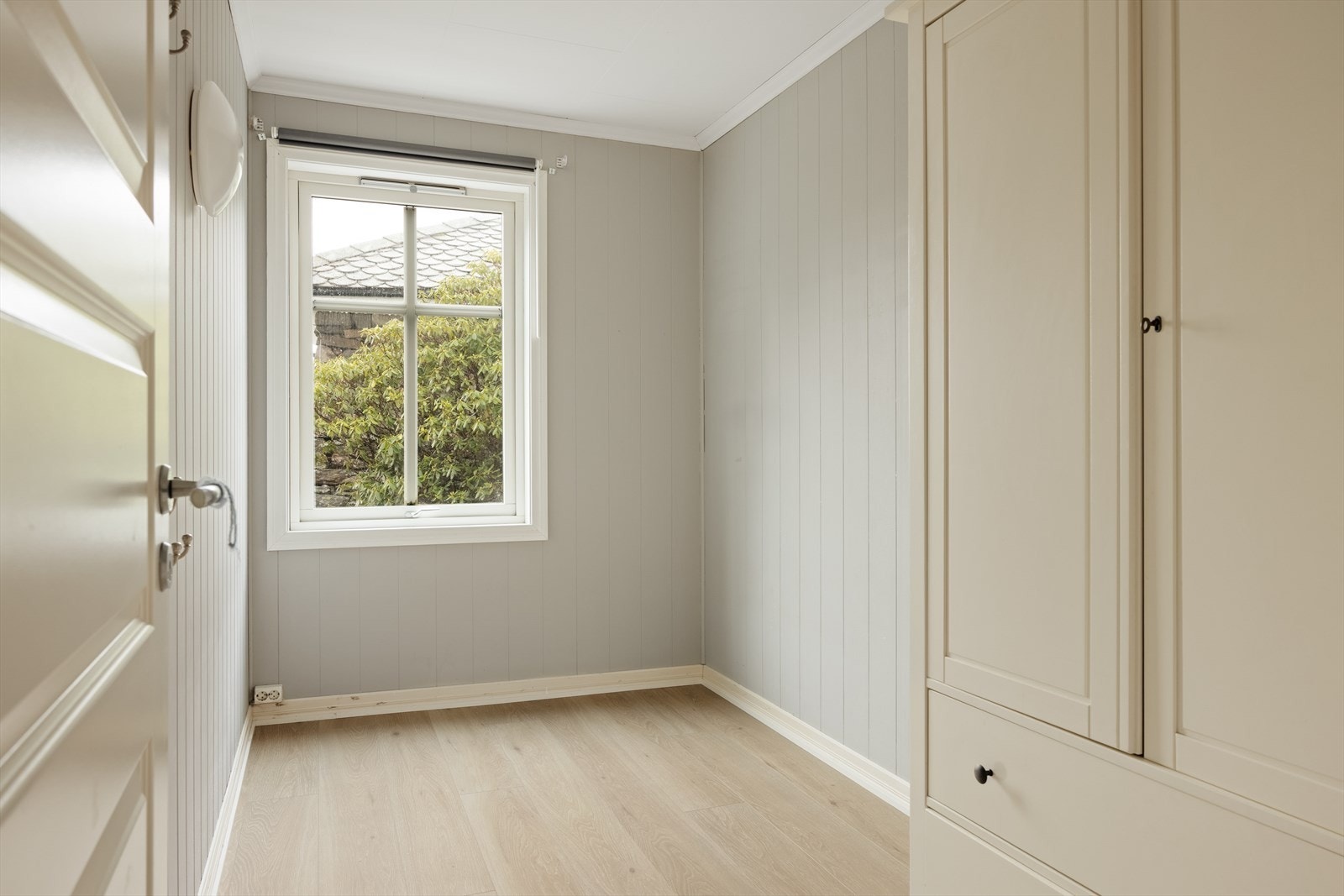 Soverommet har godt plass til garderobeskap, nattbord og seng Galleribilde