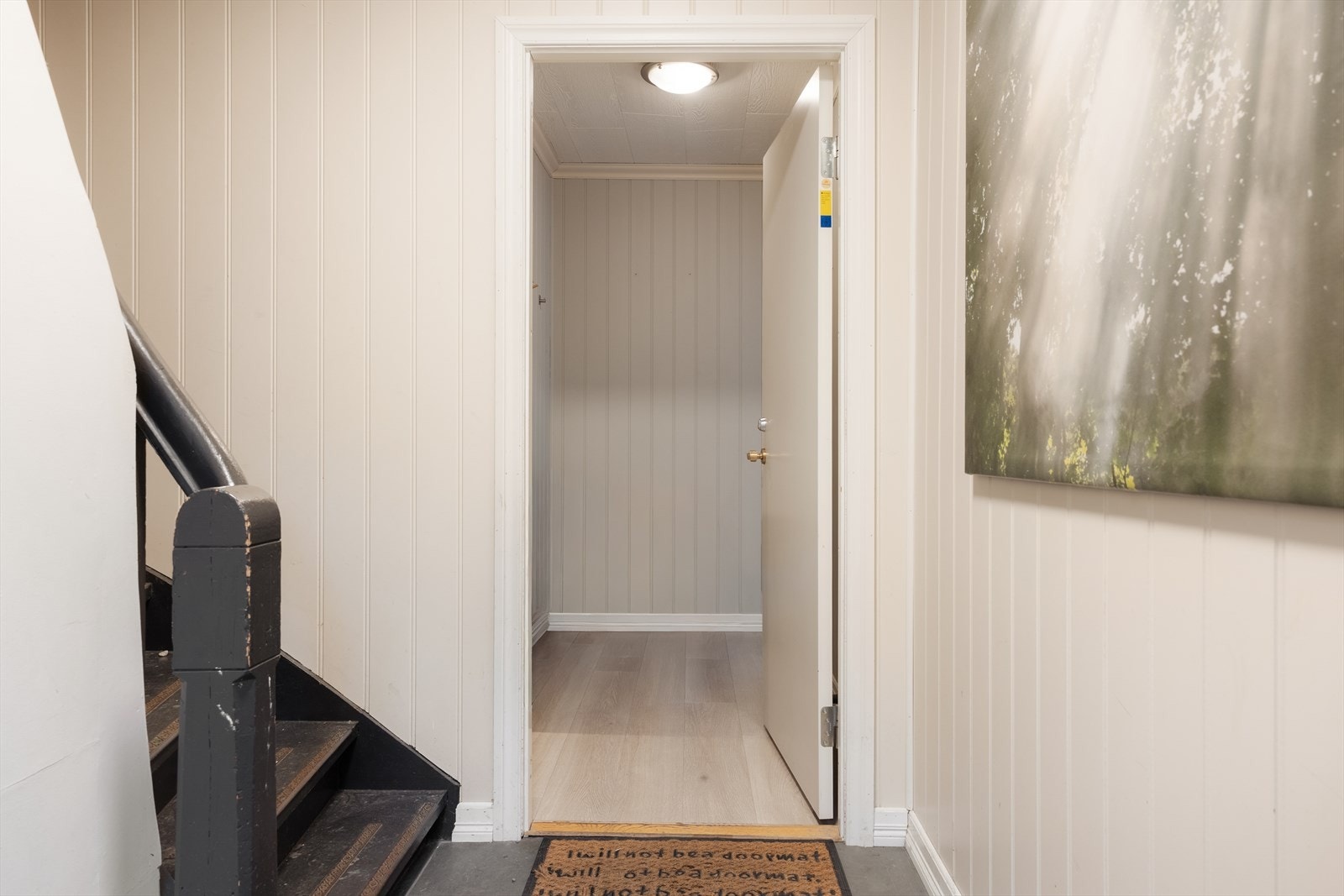 Entreen er adskilt fra gangen og har en praktisk trapp opp til 2. etasje Galleribilde