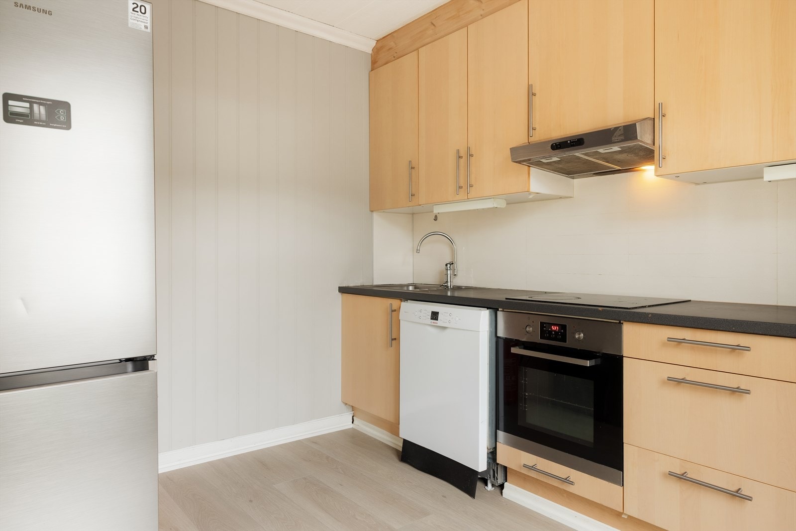 Det er rikelig med skap og benkplass på kjøkkenet Galleribilde