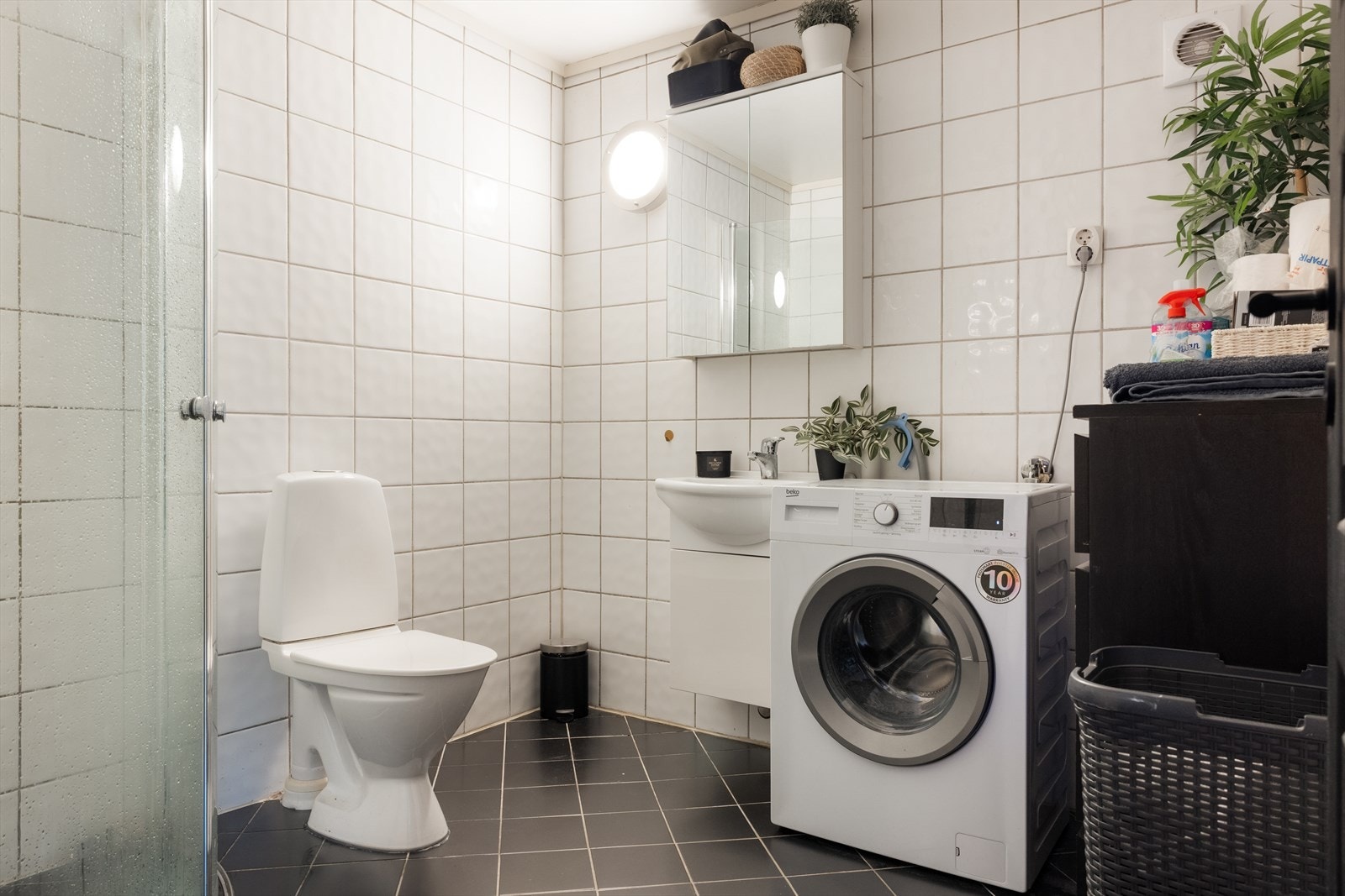 Helfliset bad av god størrelse og det er selvfølgelig varmekabler i gulvet. Galleribilde