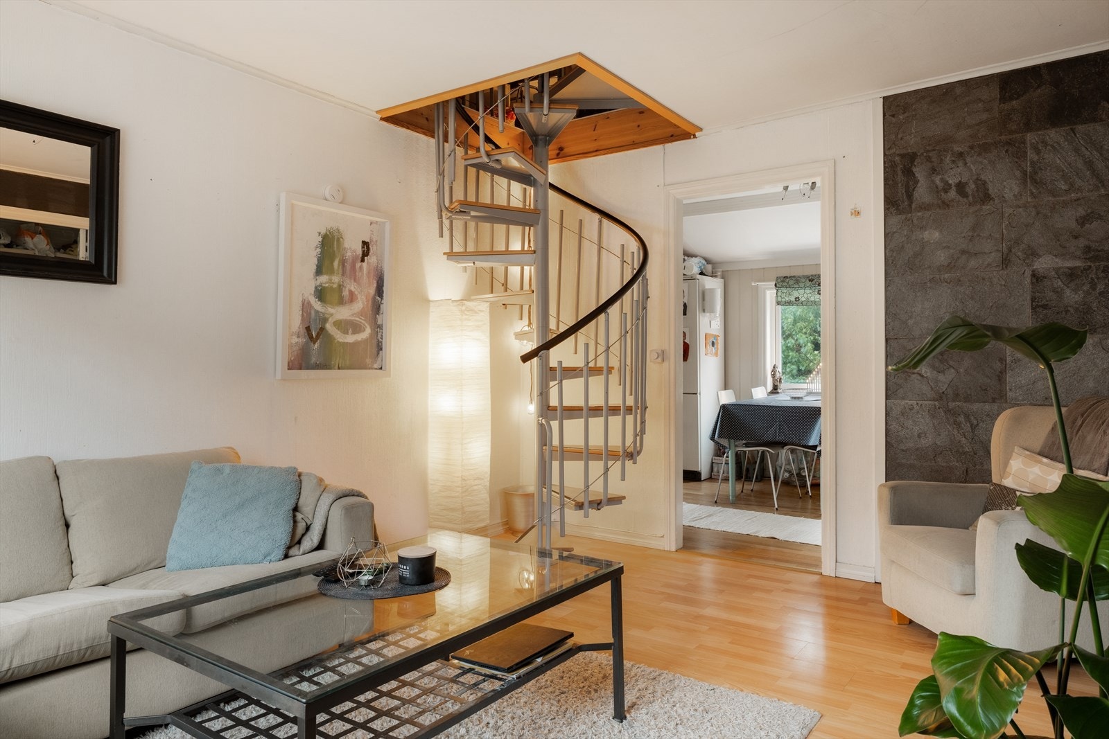 Fra stuen i 2. etasje er det en praktisk spiraltrapp opp til loftet. Galleribilde