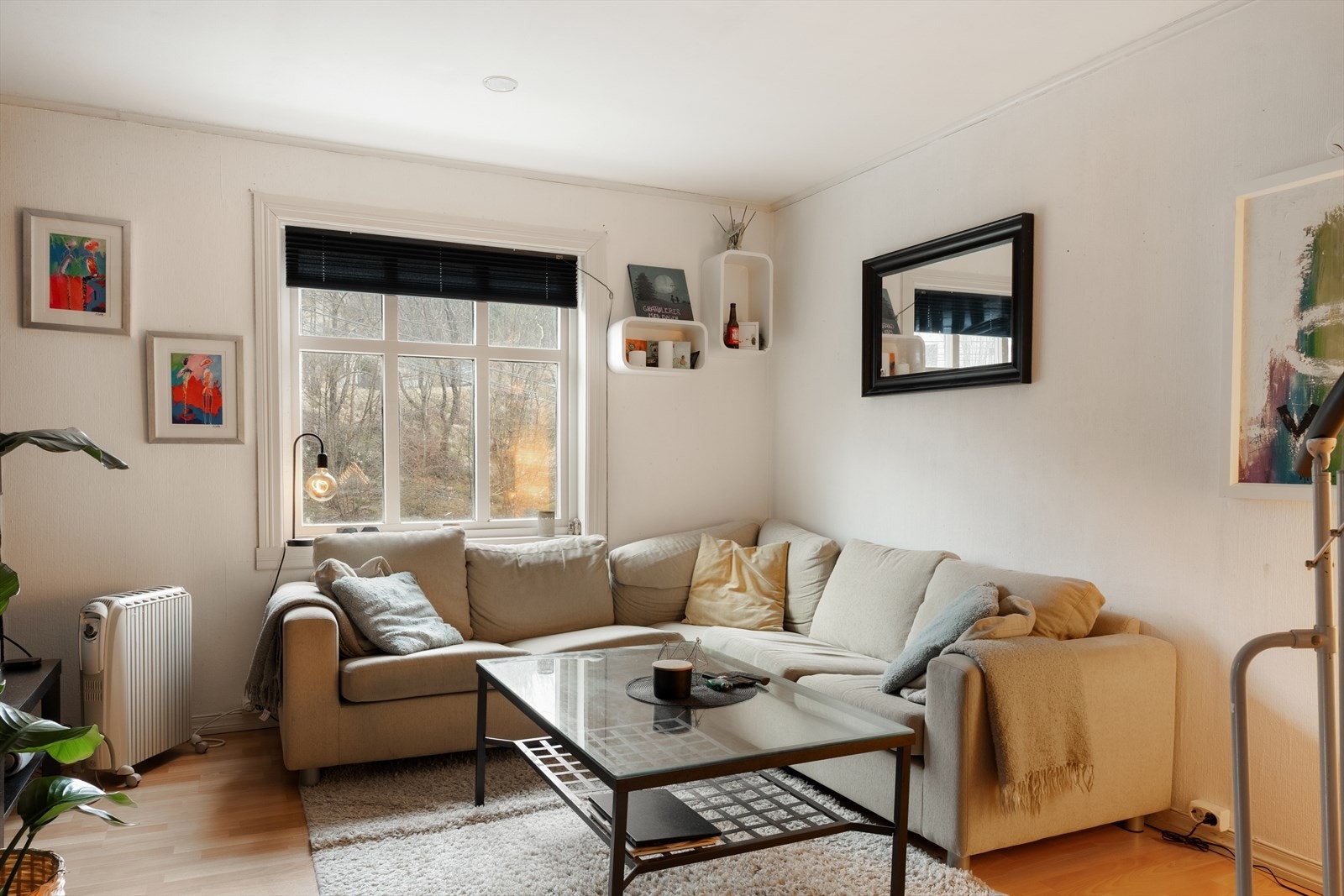 Stuen har gode innredningsmuligheter til sofagruppe. Galleribilde