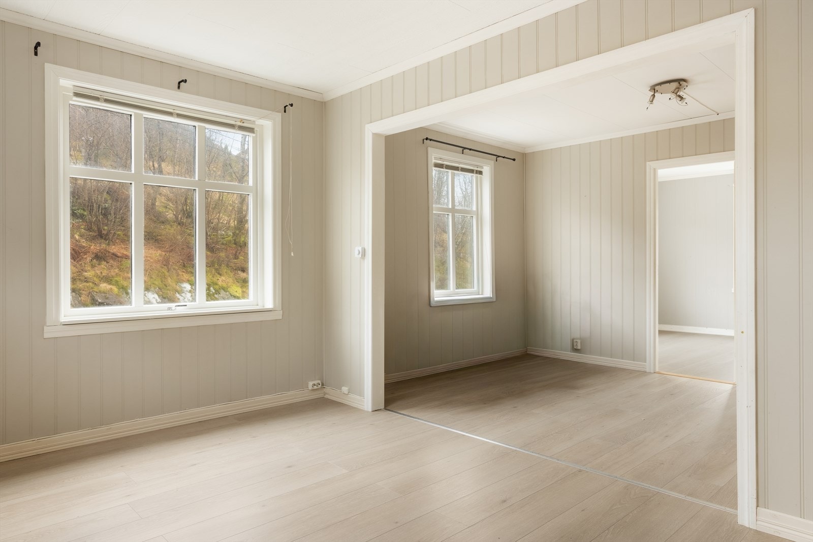 I stuen har du god plass til både sofagruppe og spisebord Galleribilde