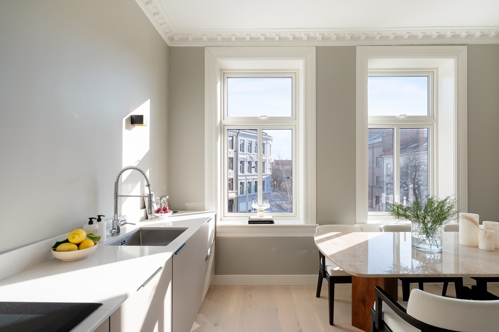 Kjøkkenet er utstyrt med integrerte hvitevarer bestående av stekeovn, platetopp, oppvaskmaskin og kjøleskap med fryser, som alle medfølger handelen. Galleribilde