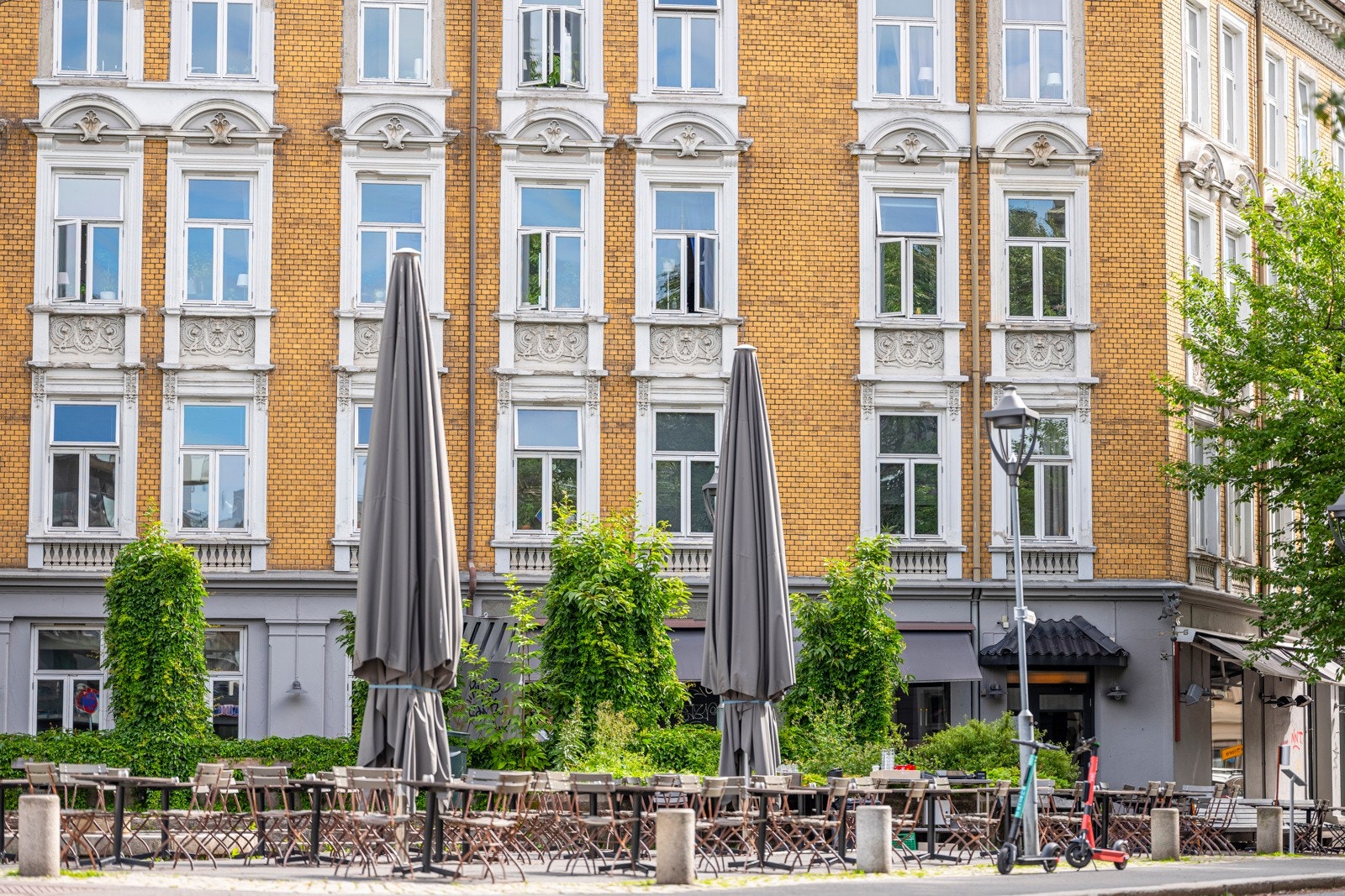 Den populære restauranten Grisen med uteservering ligger rett utenfor døren. Galleribilde