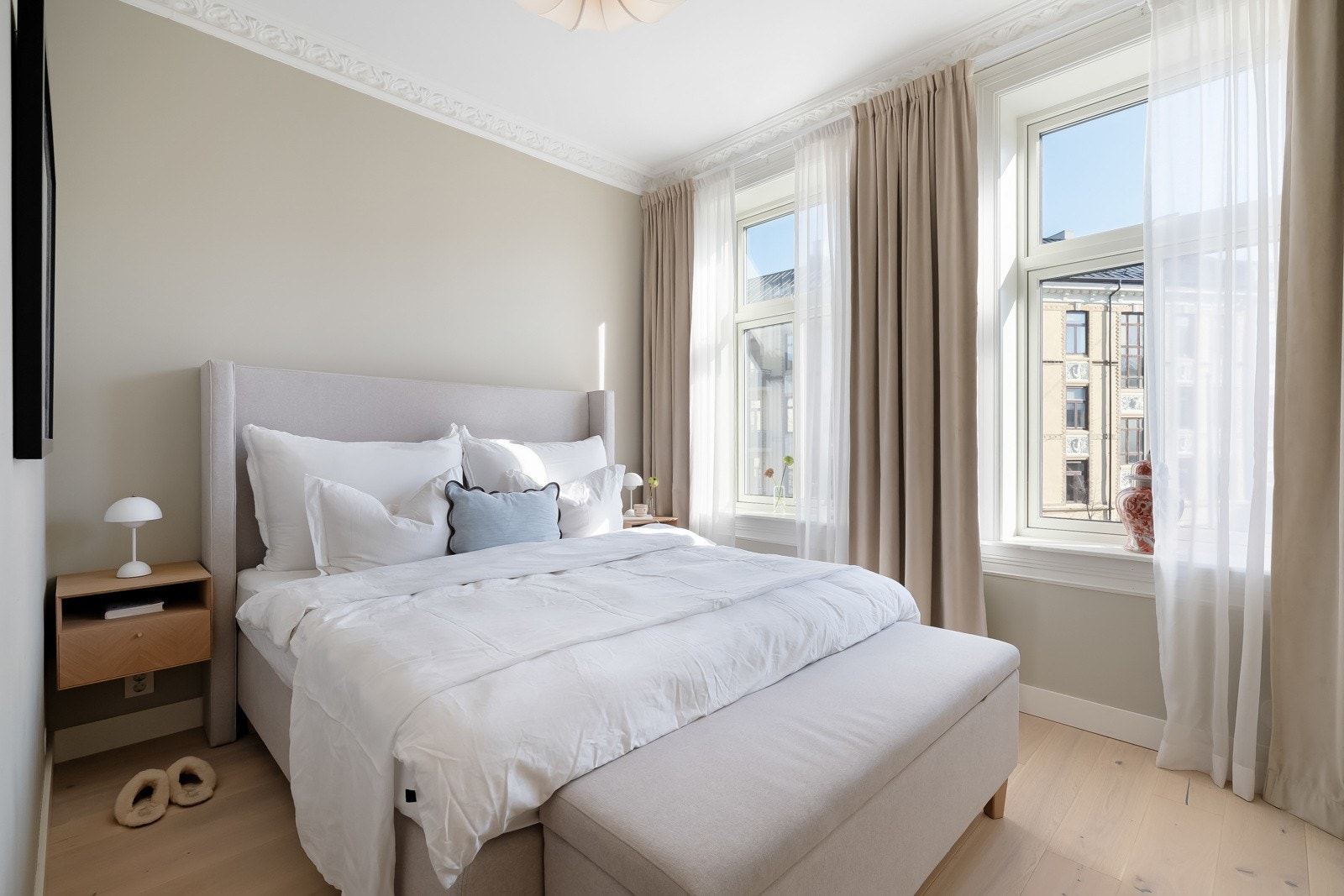 Boligen har to fine soverom, begge med klassiske detaljer som stukkatur og takrosett, samt generøs takhøyde på 2,94 meter. Galleribilde