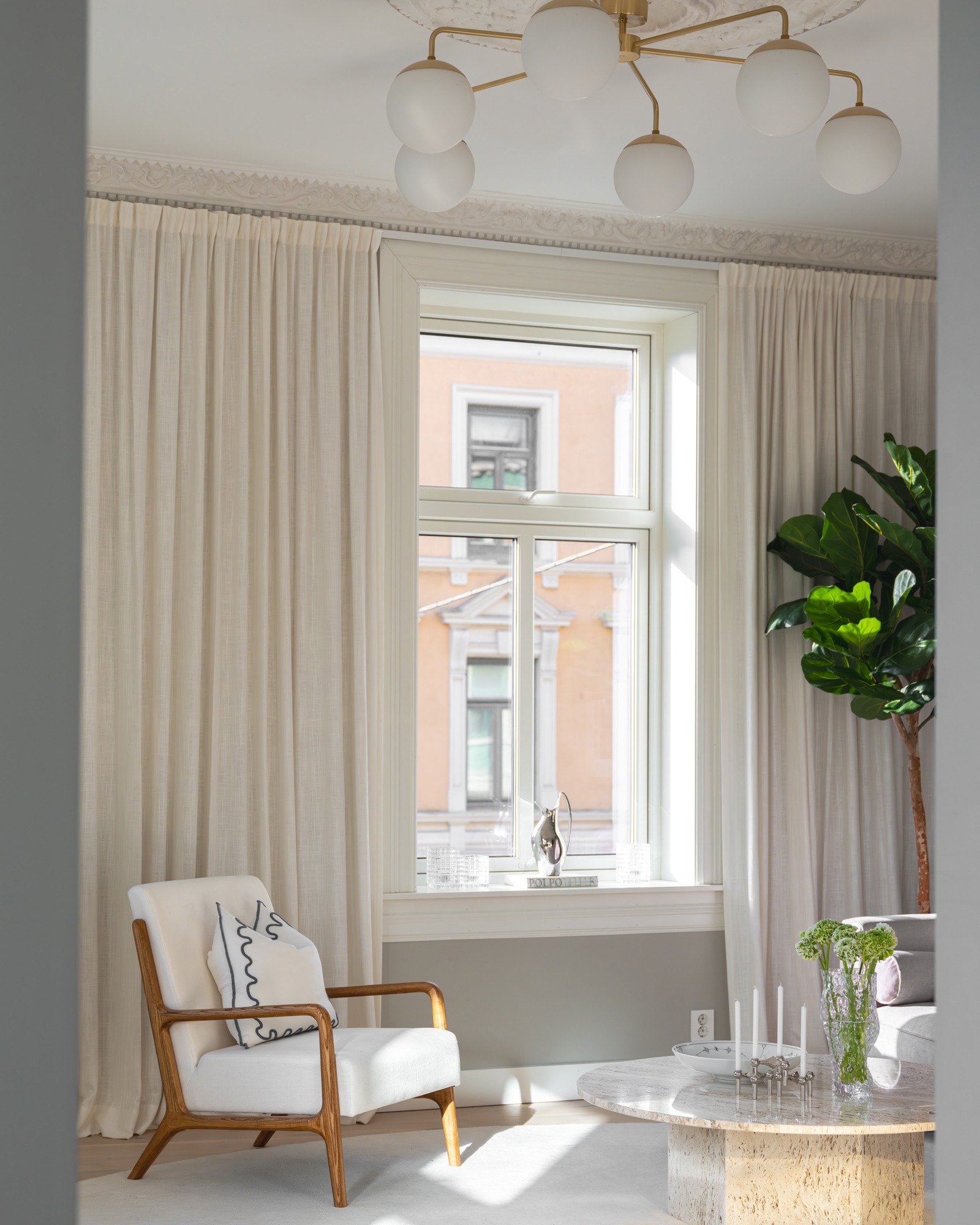 Lyst og elegant. Leilighetens gode takhøyde gir en god romfølelse i alle rom. Galleribilde