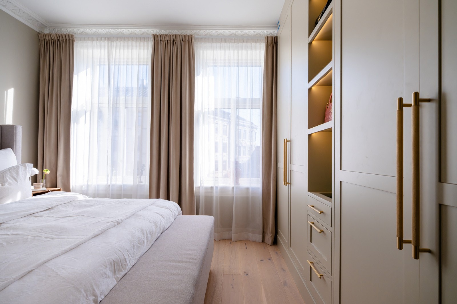 Rommet har rikelig med oppbevaringsplass i plassbygde garderobeskap fra Brubakken Home (2022). Galleribilde