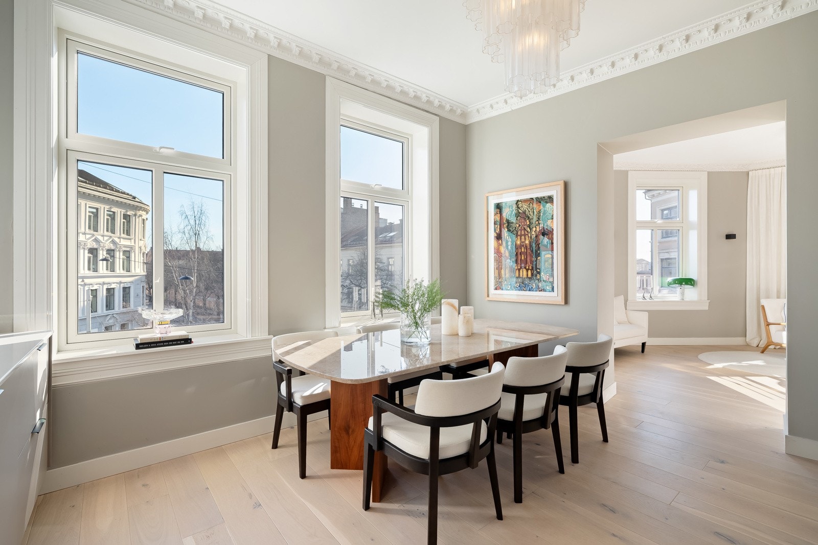 Det er god plass til et stort spisebord, perfekt for hyggelige måltider og sosiale sammenkomster med familie og venner. Galleribilde