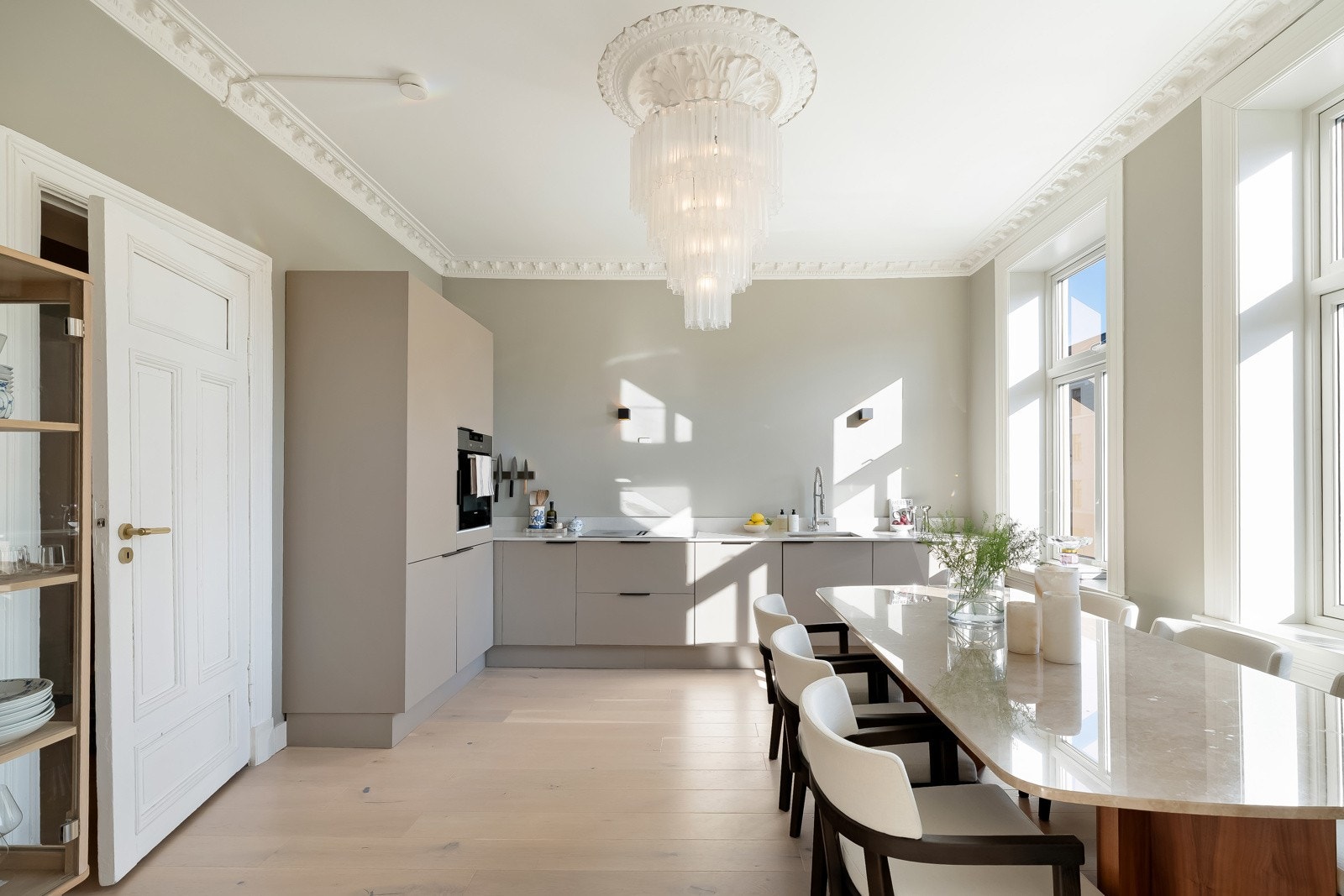 Leiligheten har et lekkert kjøkken med kjøkkeninnredning fra HTH. Galleribilde