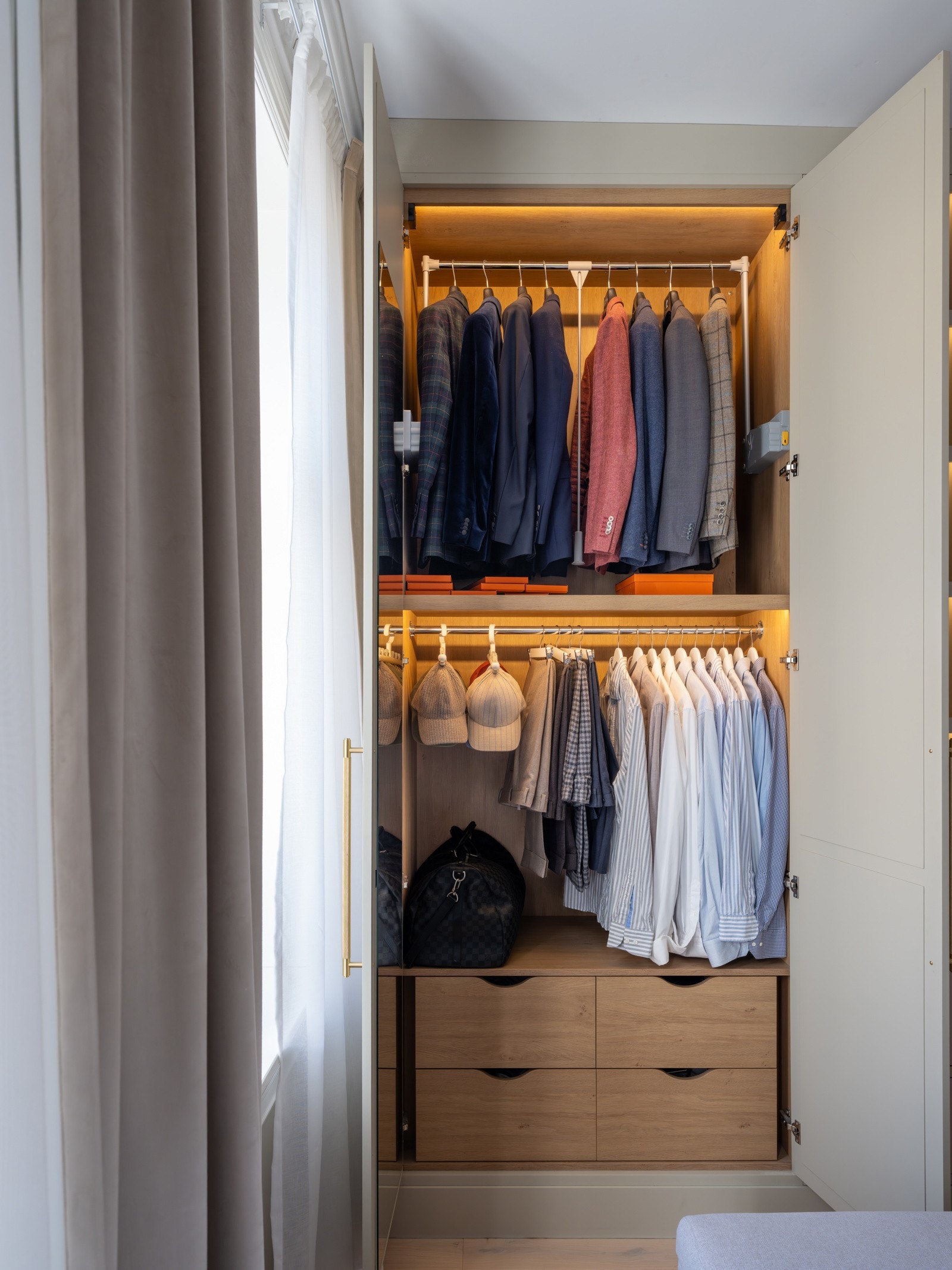 Skapet har nedtrekkbare heng og sensorlys. Galleribilde