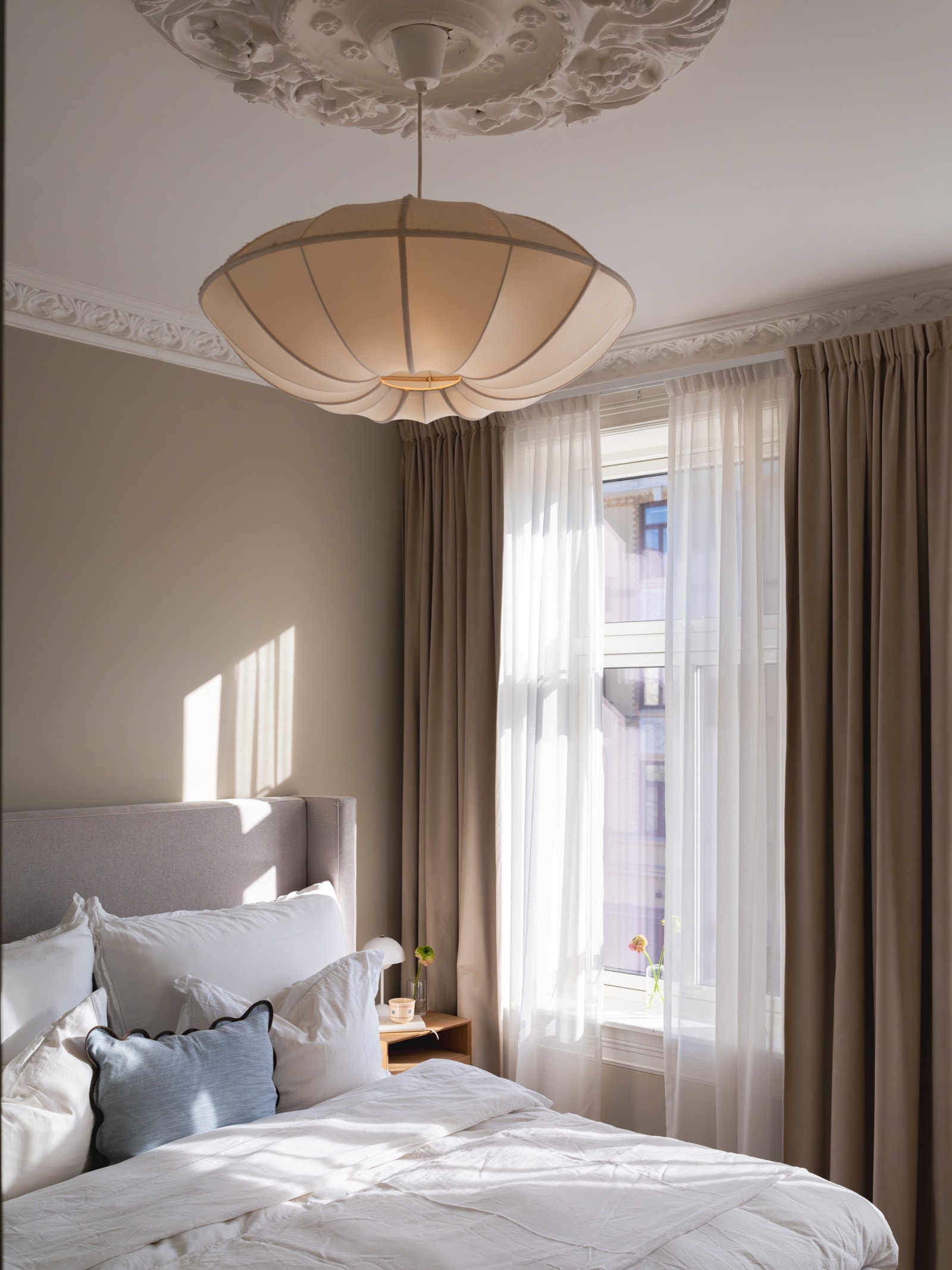 Hovedsoverommet er stort og lyst, med god plass til dobbeltseng og nattbord på hver side. Galleribilde