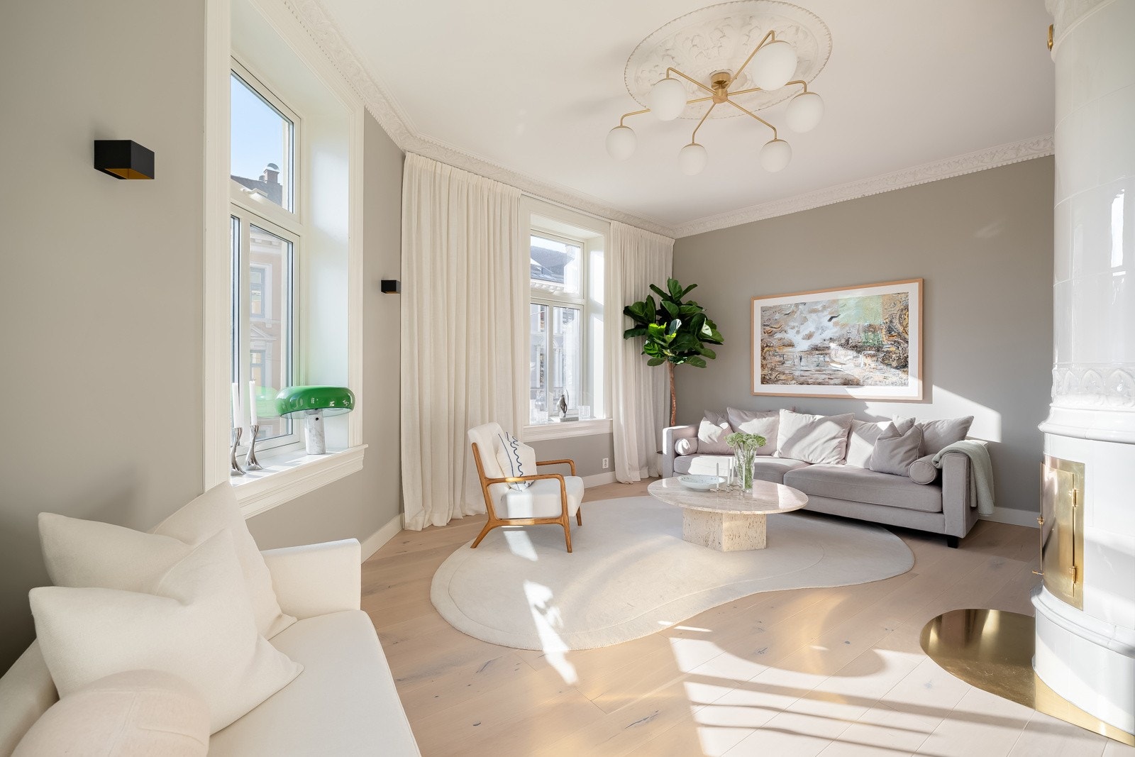 Romslig stue i hjørne med store vindusflater som slipper inn rikelig med lys. Galleribilde