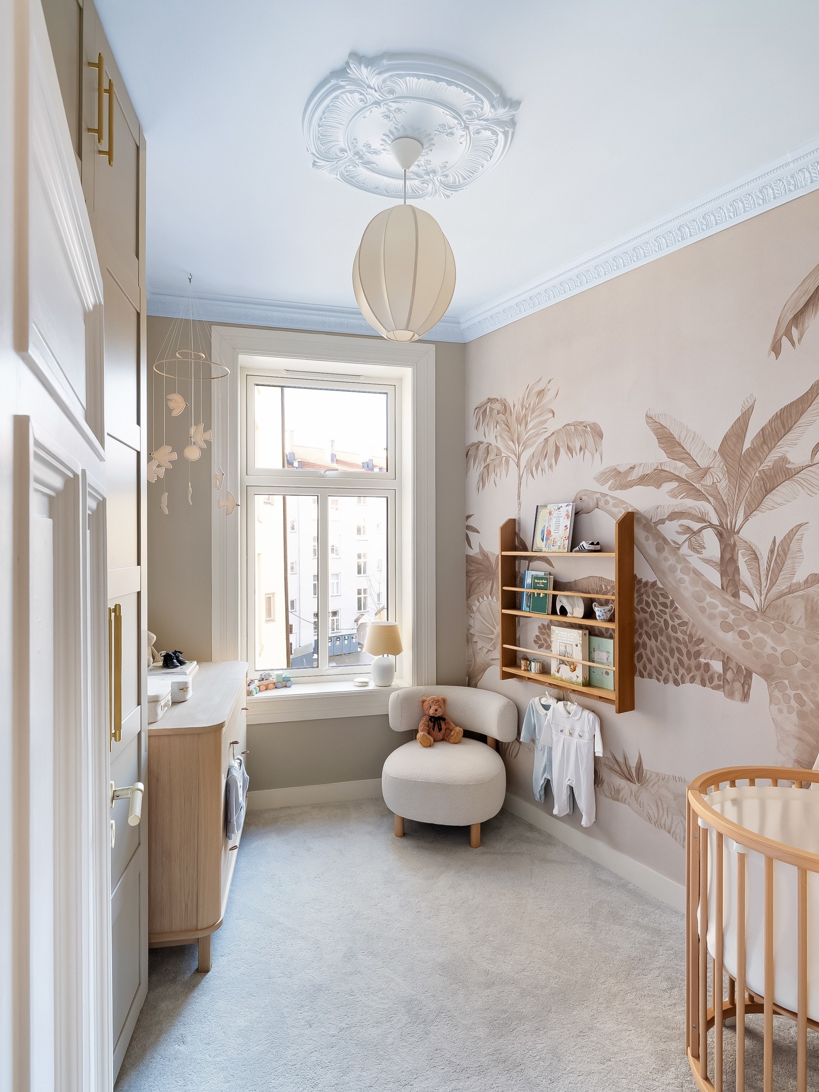 Rommet vender mot stille bakgård, og ble pusset opp i 2025. Galleribilde