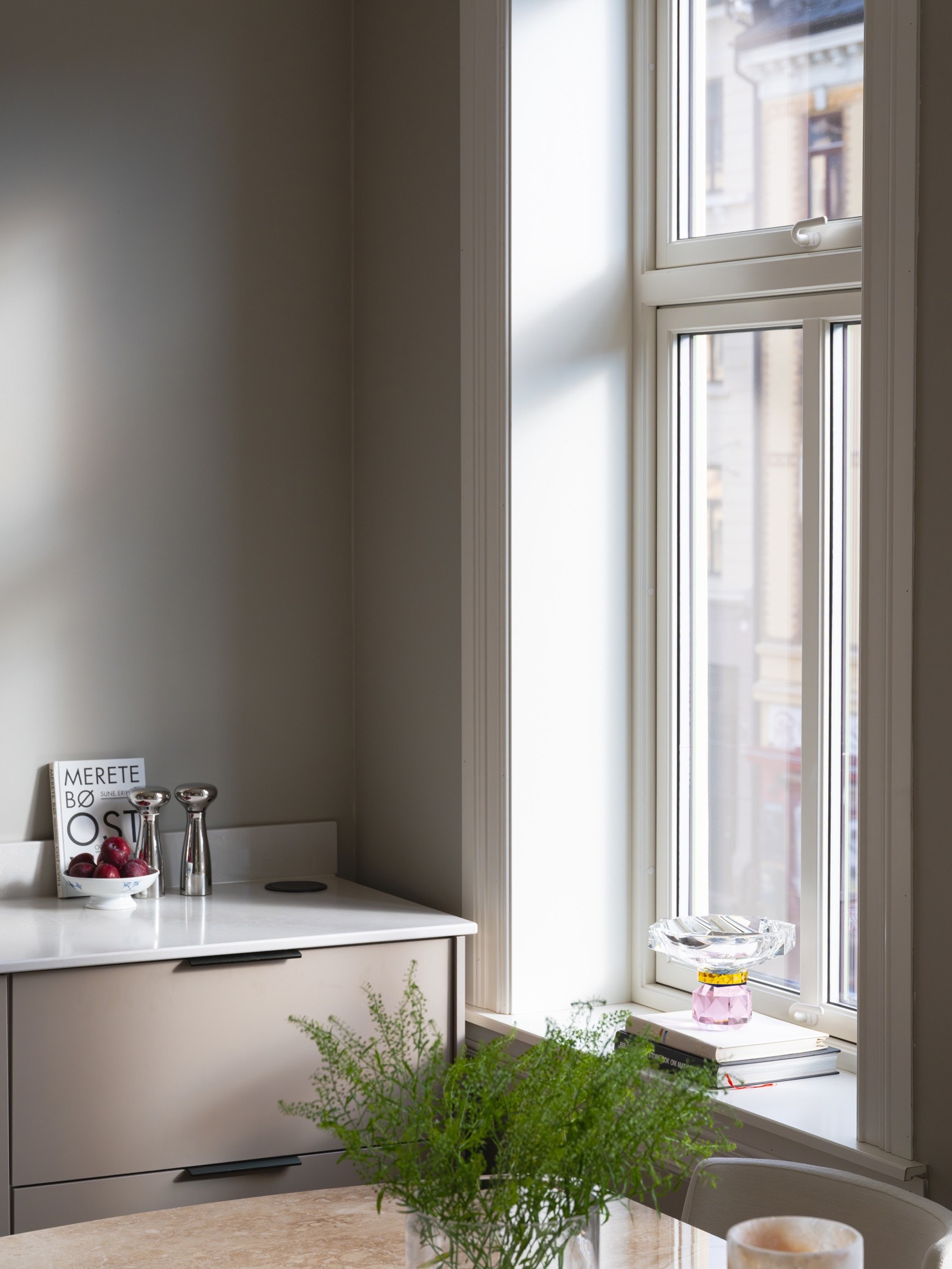 Tapwell kran og underlimt vaskekum i benkeplate i sten, benkeskapsbelysning og stikkontakter over kjøkkenbenk, samt enkelte stikkontakter nedfelt i benkeplaten. Galleribilde