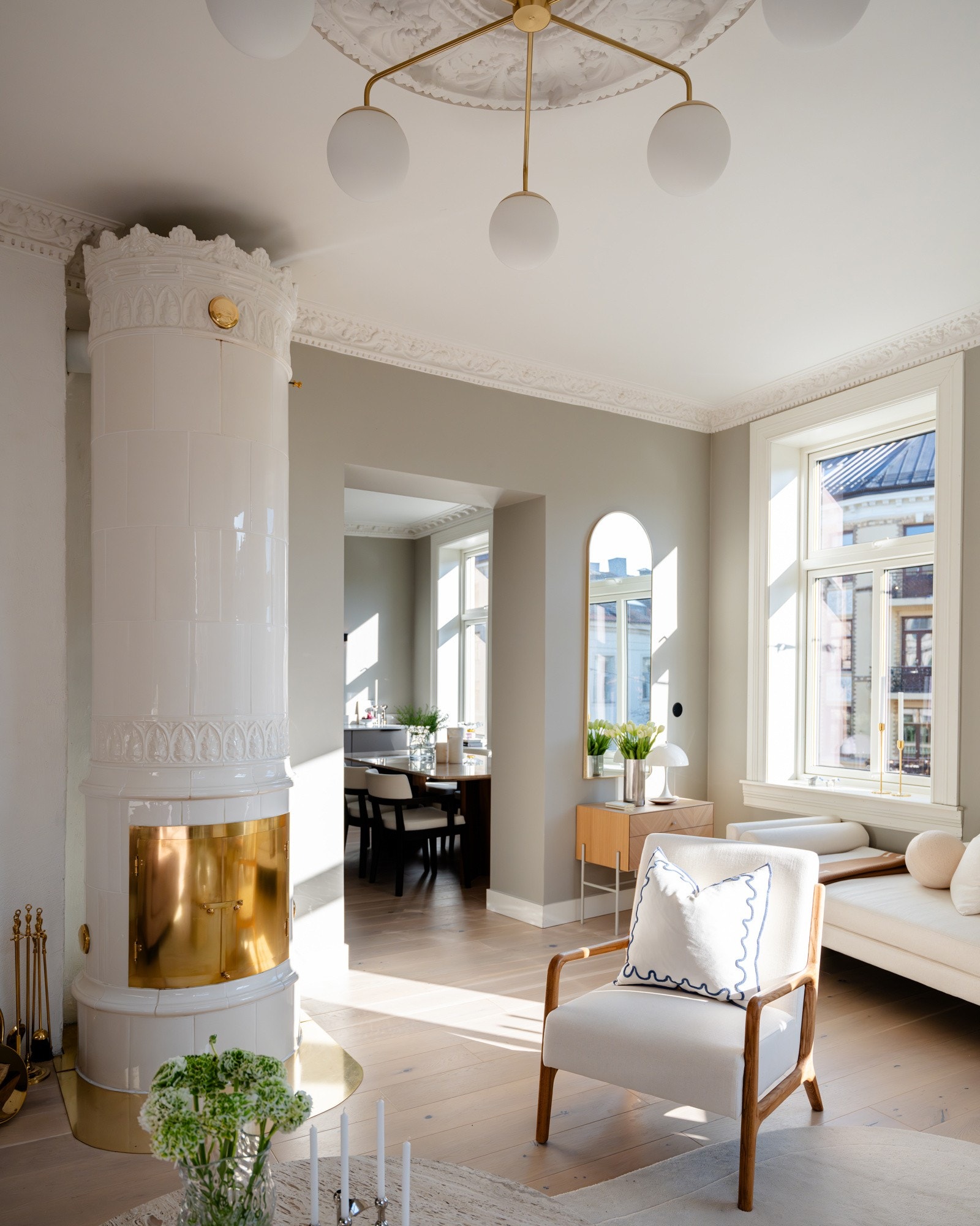 Ny kakkelovn (2022) i stuen. Galleribilde