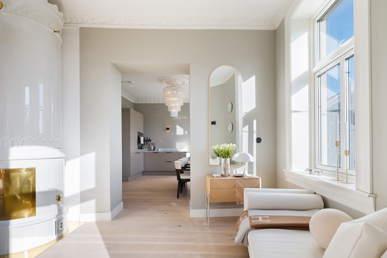 Veggene er malt i tidløse, delikate fargetoner, og på gulvet ligger pen 1-stavs eikeparkett. Alle overflater er nye i 2022. Galleribilde