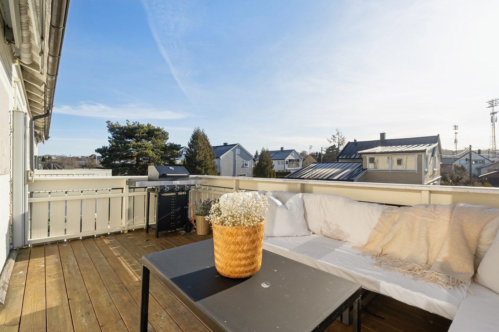 Balkongen har god plass til en stor sittegruppe, og det er montert en markise. Her kan du nyte sommeren! Galleribilde