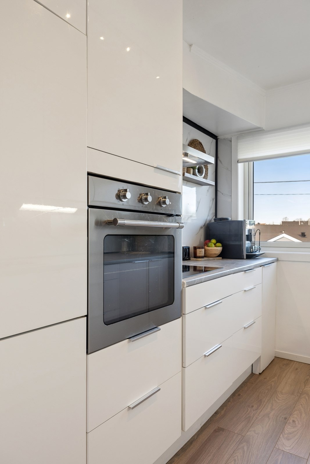 De integrerte hvitevarene er fra 2023. Det er montert komfyrvakt og vannstoppsystem. Galleribilde