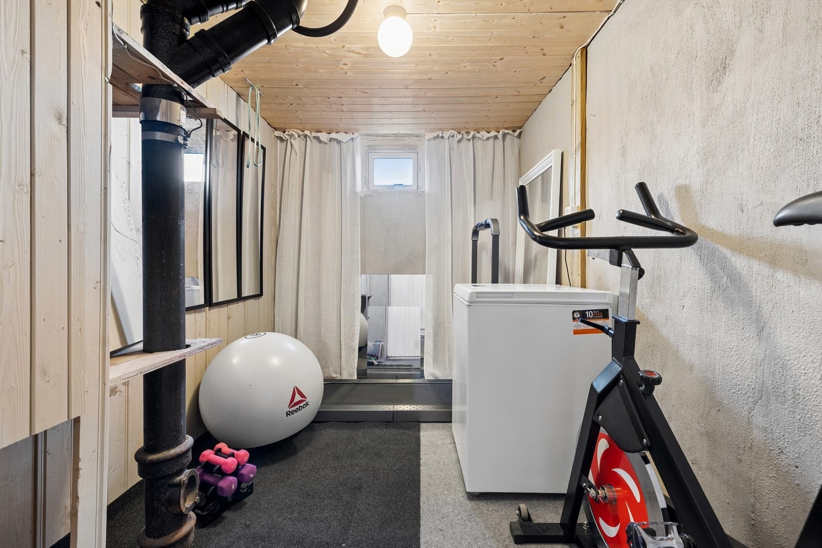 God lagring i loftsbod med gulvareal på 10m², og i 2stk kjellerboder på 6m² hver. Galleribilde