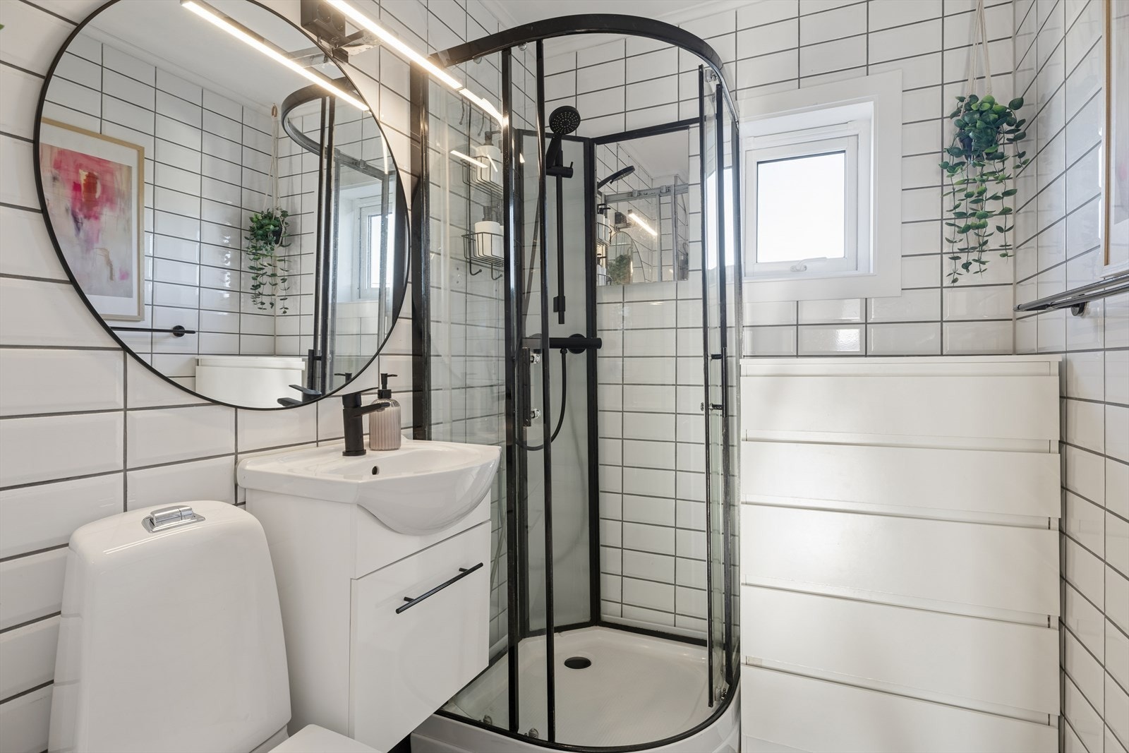 Flislagt bad fra 2017 med nyere baderomsinnredning og blandebatteri. Galleribilde