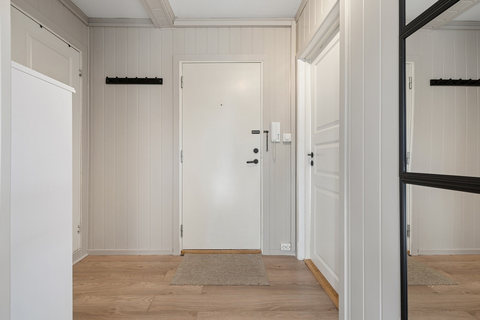 Romslig entré med god plass til å henge fra seg yttertøy og sette fra seg sko. Galleribilde