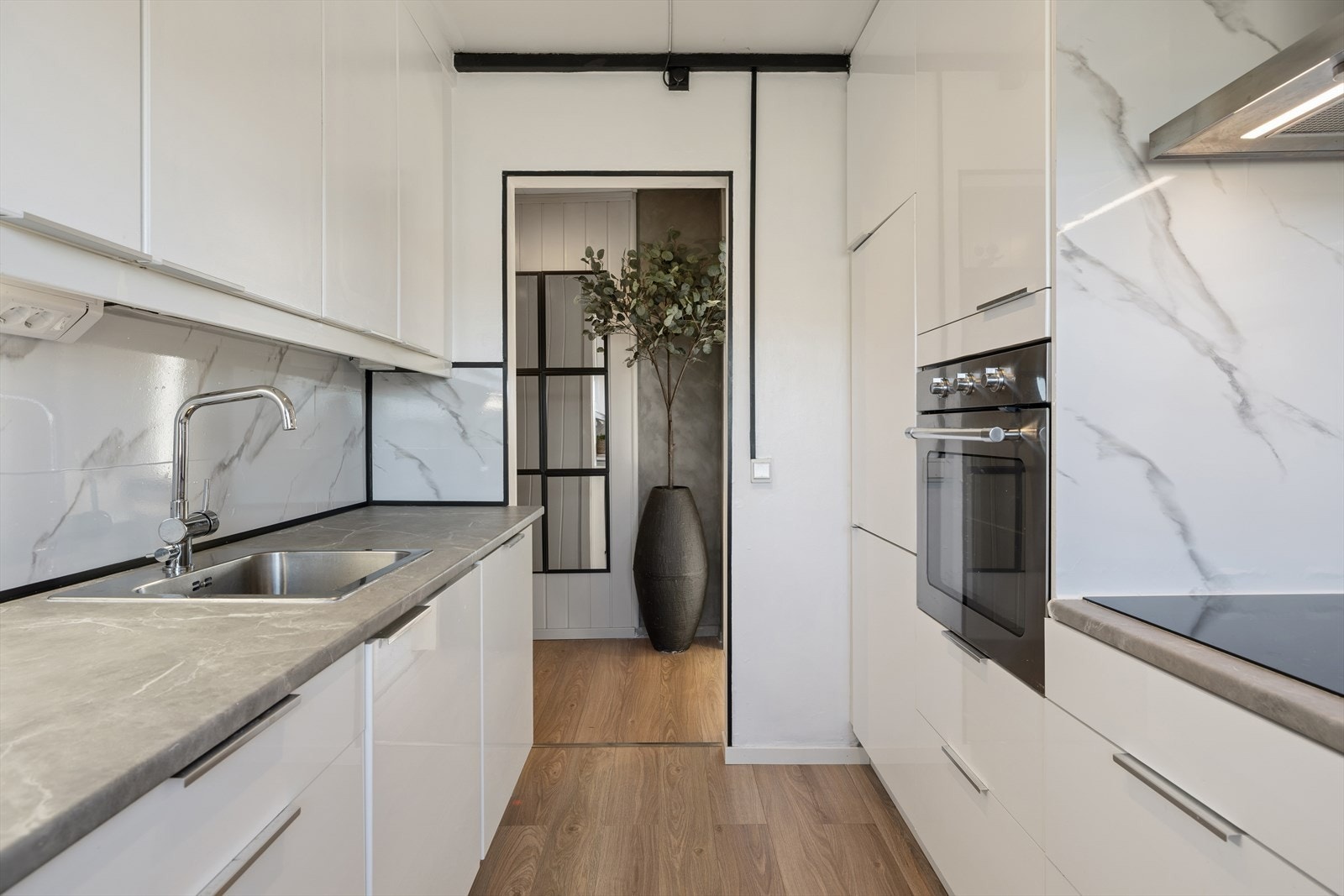 Det ble byttet varmtvannsbereder og lagt nytt gulv på kjøkkenet i 2024. Galleribilde