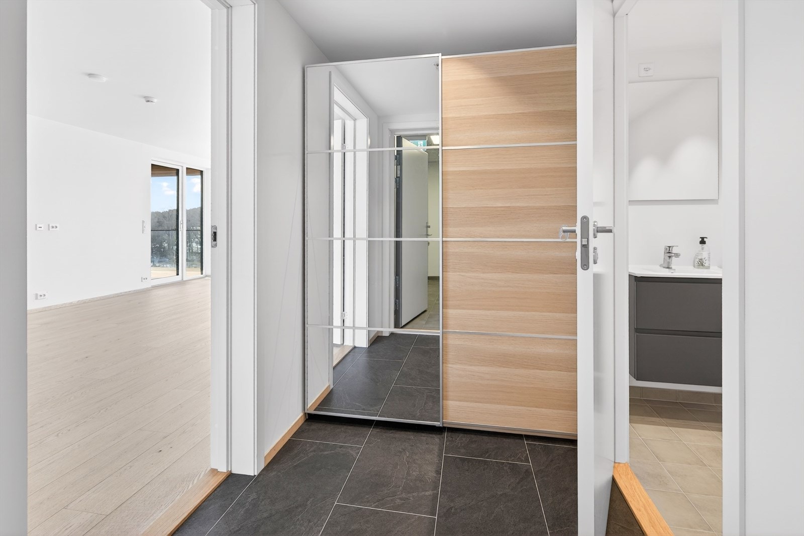 Her fra entre, der det er praktisk skyvedørsgarderobe. Galleribilde