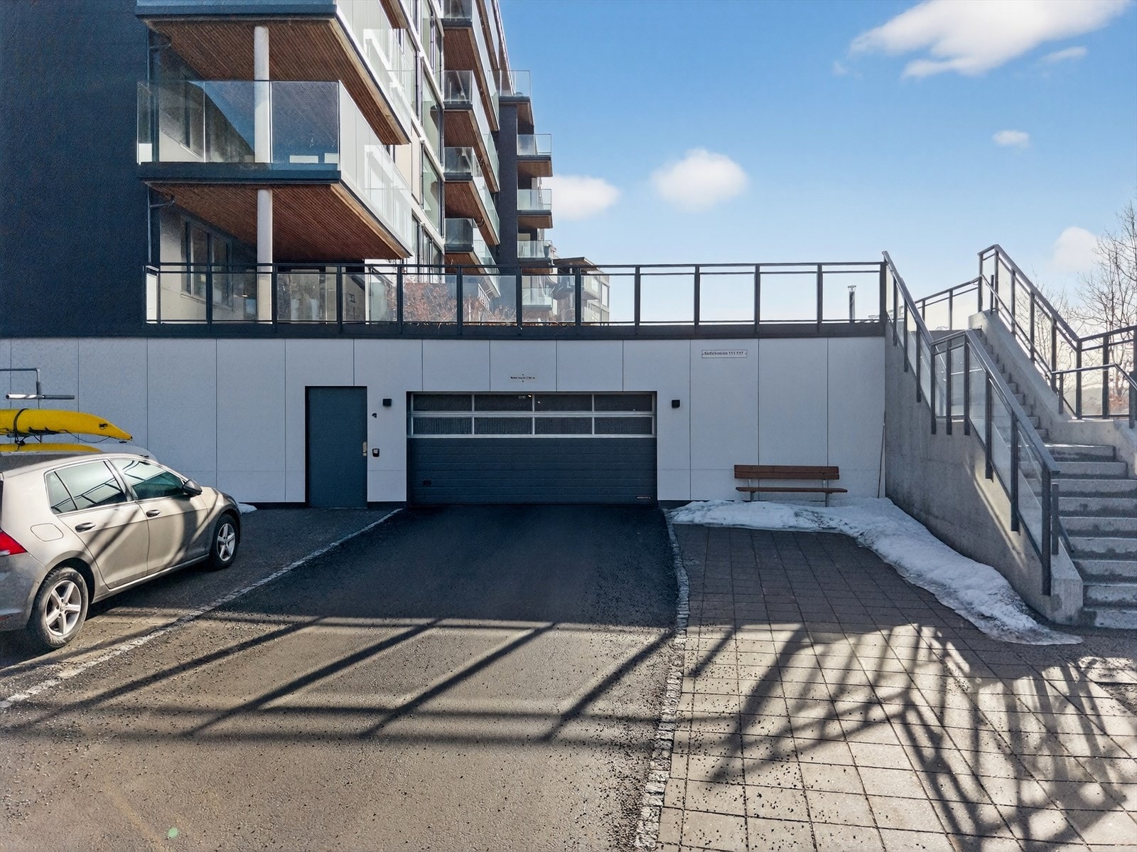Innkjøringen til parkeringsanlegget. Porten kan åpnes også via app. Innendørs gjesteparkering. Galleribilde