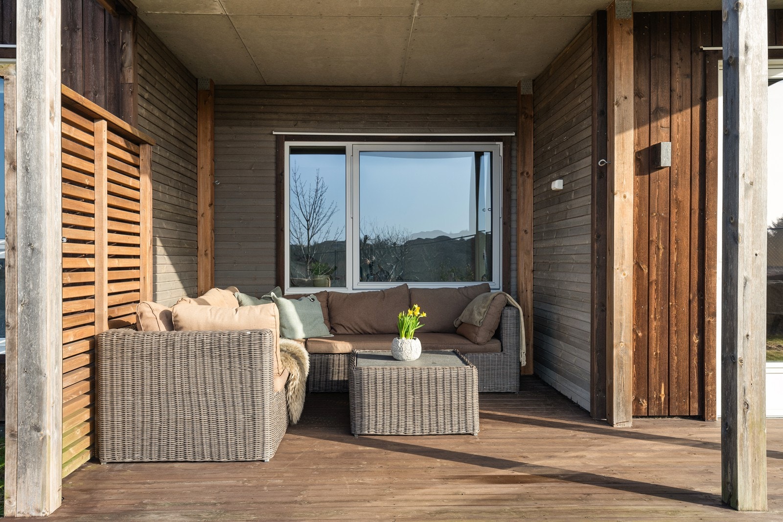 Terrassen har god plass til utemøbler, og er et perfekt sted å nyte solrike dager og hyggelige stunder ute. Galleribilde