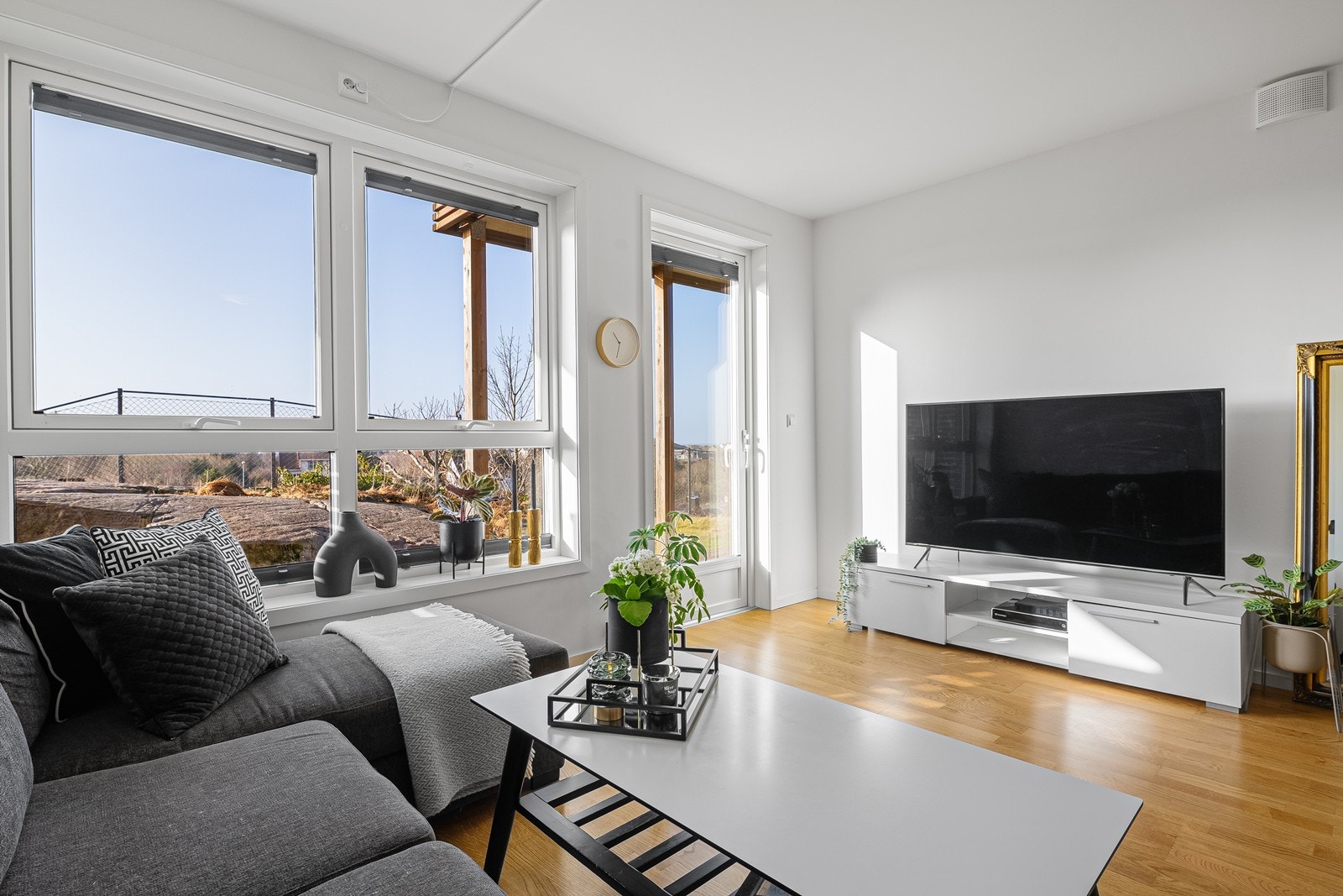 Utgang til terrasse gir enkel forbindelse til uteområdet og muliggjør utvidelse av oppholdsarealet. Galleribilde