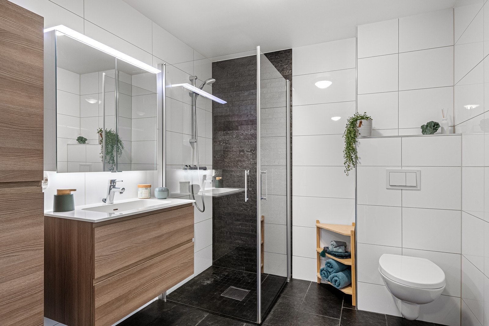 Badet har flislagte vegger og elektriske varmekabler som gir et funksjonelt og behagelig baderomsmiljø. Galleribilde