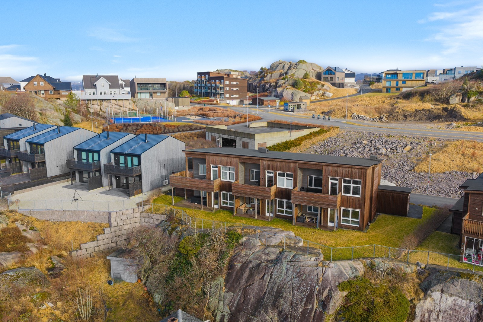 Leiligheten ligger i et naturskjønt område med moderne boligbygg og nærhet til sjøen. Galleribilde