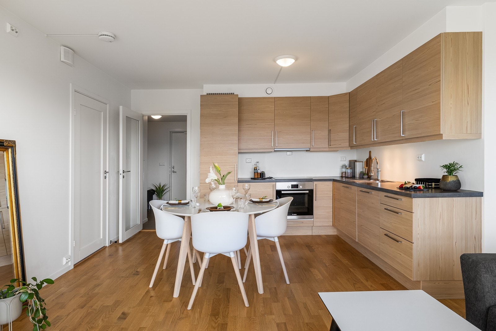 HTH kjøkken med glatte fronter og benkeplate i laminat. Galleribilde