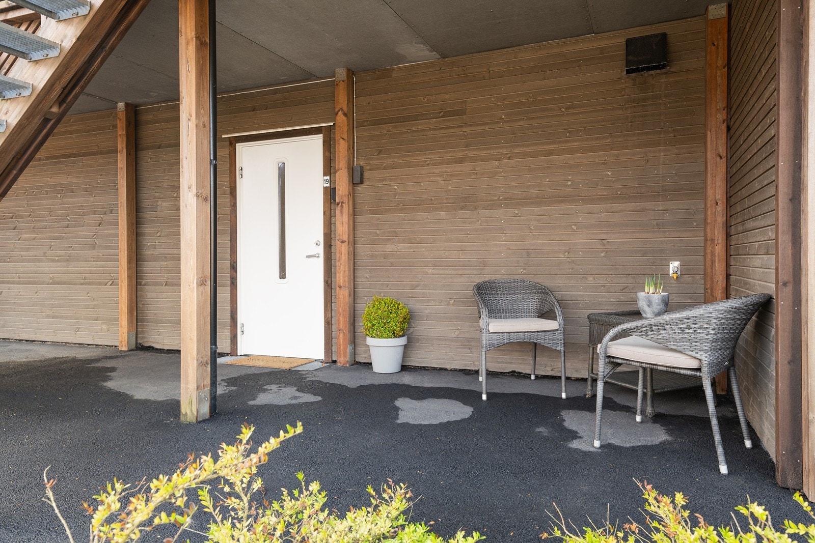 Overbygd inngangsparti med sitteplasser gir en hyggelig og innbydende velkomst hver dag.
Velkommen til visning! Galleribilde