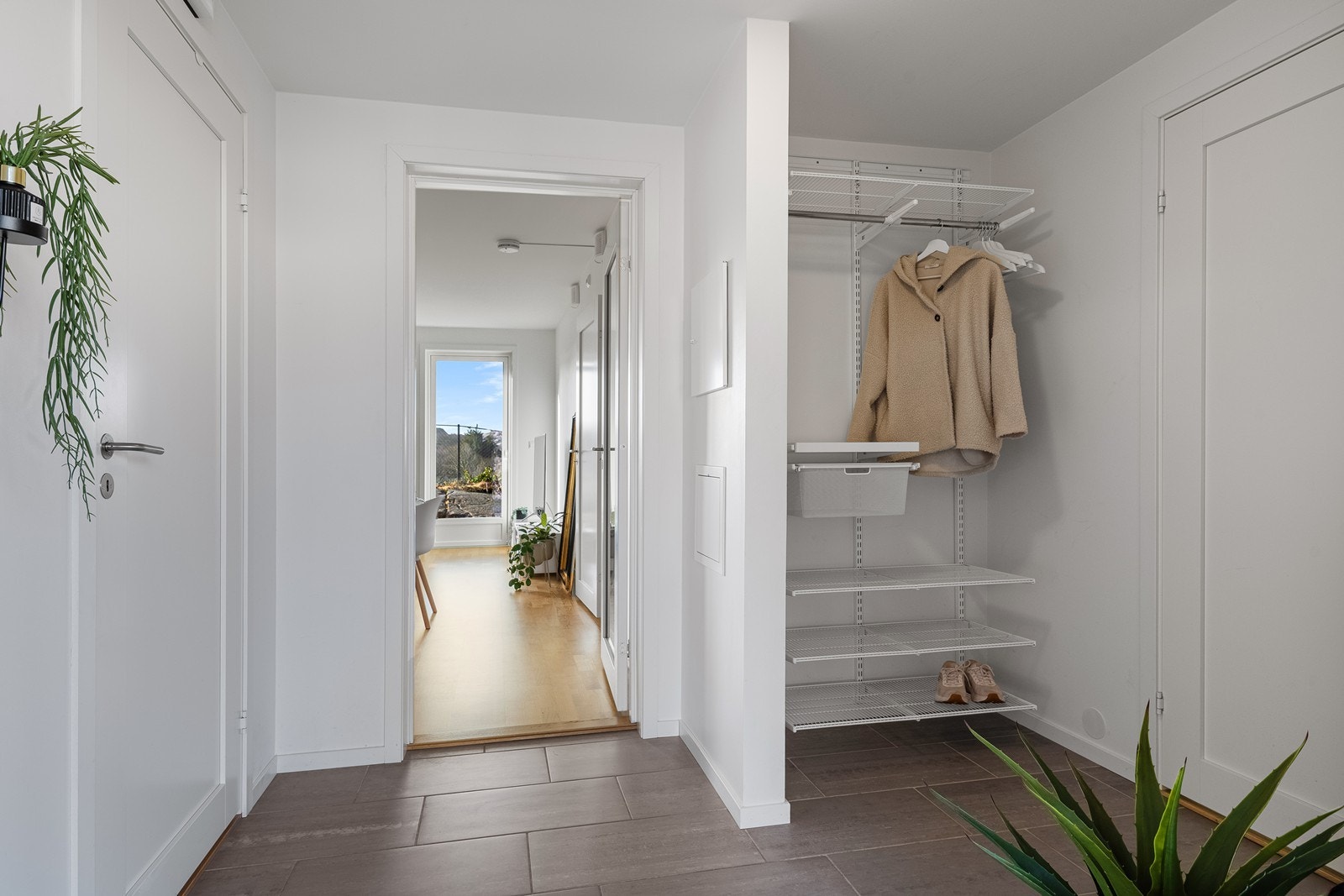 Velkommen inn!
Flislagte gulv gir en innbydende entré med enkel vedlikehold. Garderobeløsningen gir praktisk oppbevaring i entréen med god plass til på- og avkledning. Galleribilde