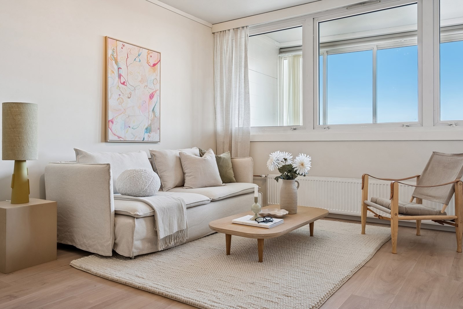 Store vindusflater med vedlikeholdsvennlige PVC-karmer slipper inn rikelig med dagslys. Galleribilde